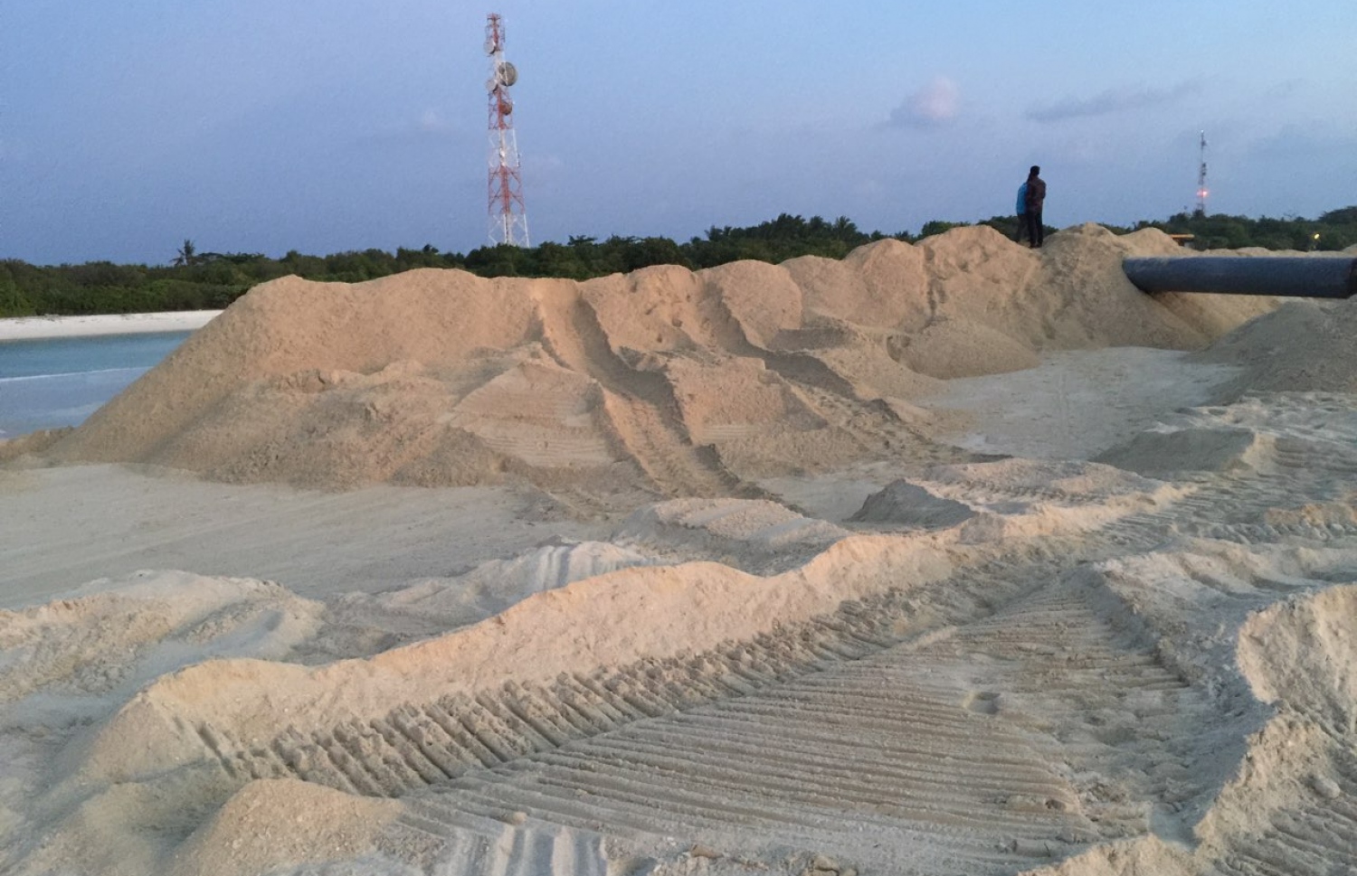 ށ. ފުނަދޫ: ޖެނުއަރީ 14، 2018: ށ. ފުނަދޫ އެއާޕޯޓް ހަދާ ސަރަހައްދުގެ ބިން ހިއްކުމުގެ މަސައްކަތް ކުރިއަށް ދަނީ.- ފޮޓޯ: ފުނަދޫ ކައުންސިލް