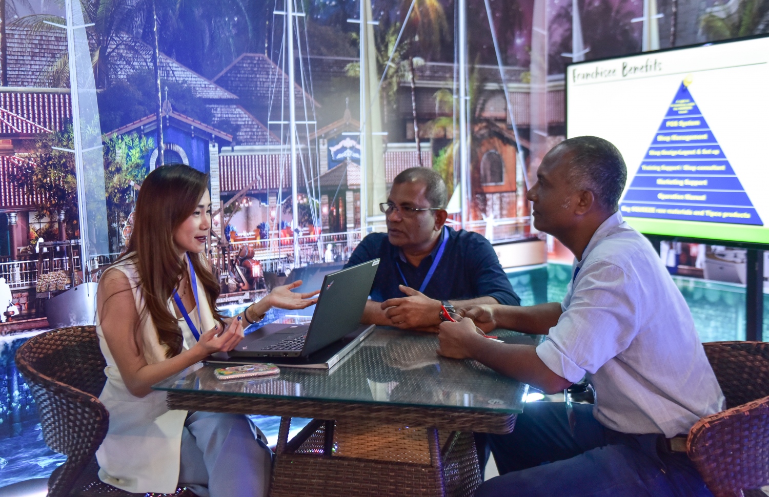 ކްރޮސް ރޯޑްސްގައި ހުރި ވިޔަފާރީގެ ފުރުސަތުތަކާ ބެހޭ މައުލޫމާތު ދިވެހި ވިޔަފާރިވެރިންތަކަށް ދެނީ --ފޮޓޯ: ހުސެއިން ވަހީދު /މިހާރު