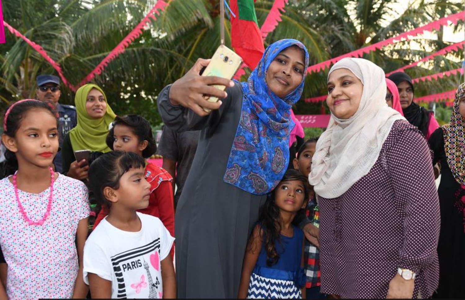 އއ. މާޅޮހަށް ކުރެއްވި ދަތުރުފުޅުގައި ފަސްޓް ލޭޑީއާ އެކު މީހަކު ސެލްޕީއެއް ނަގަނީ. --ފޮޓޯ/ޕީޕީއެމް ސޯޝަލްމީޑިއާ