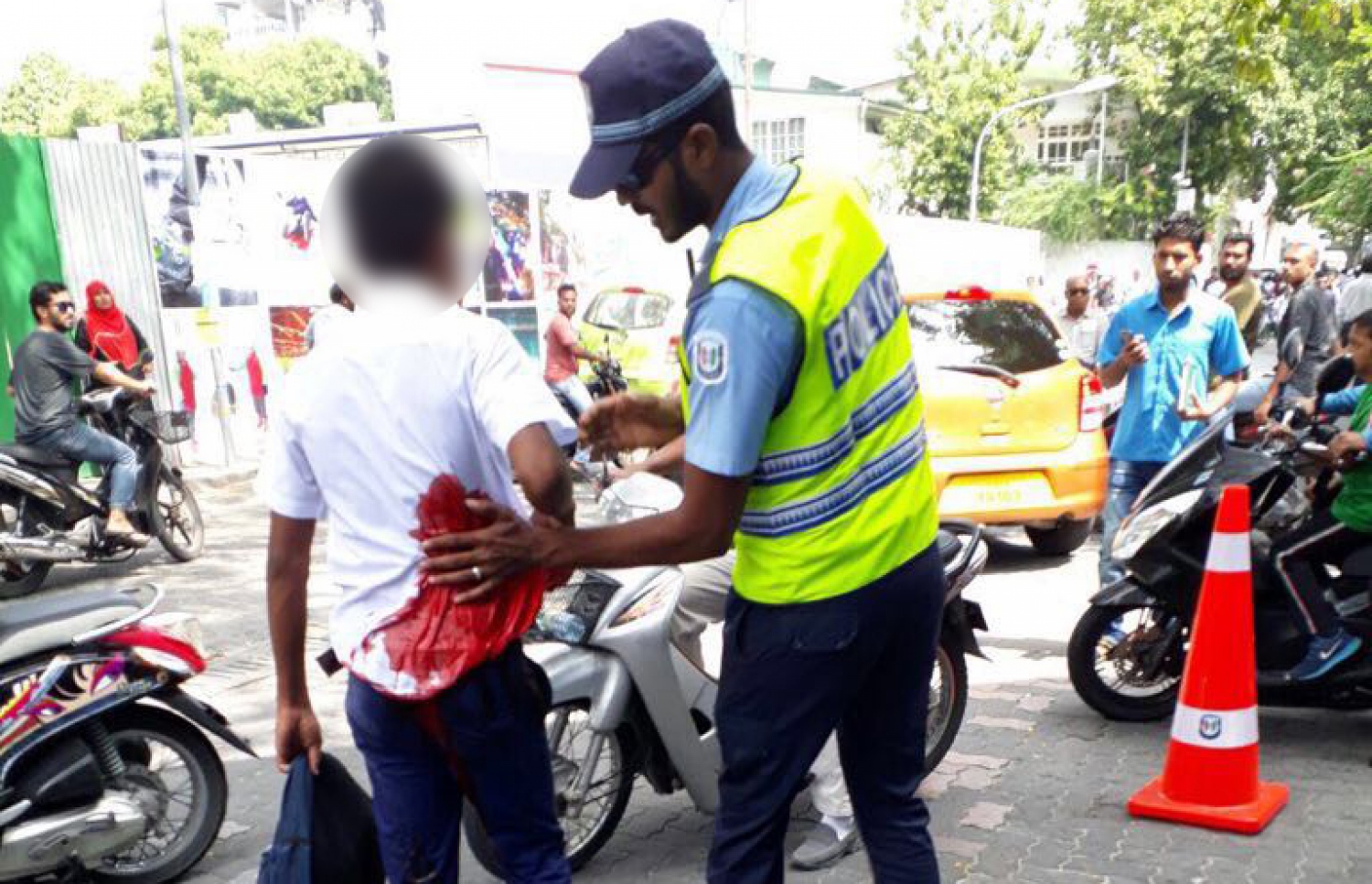 ލިލީމަގުން ހިނގާފަައި ދަނިކޮށް އިއްޔެ ވަޅި ހެރުމުން ޒަޚަމްވި ދަރުމަވަންތަ ސްކޫލްގެ ދަރިވަރަށް ފުލުހުންގެ މީހަކު އެހީތެރިވެދެނީ.--- ފޮޓޯ ސޯޝަލް މީޑިއާ