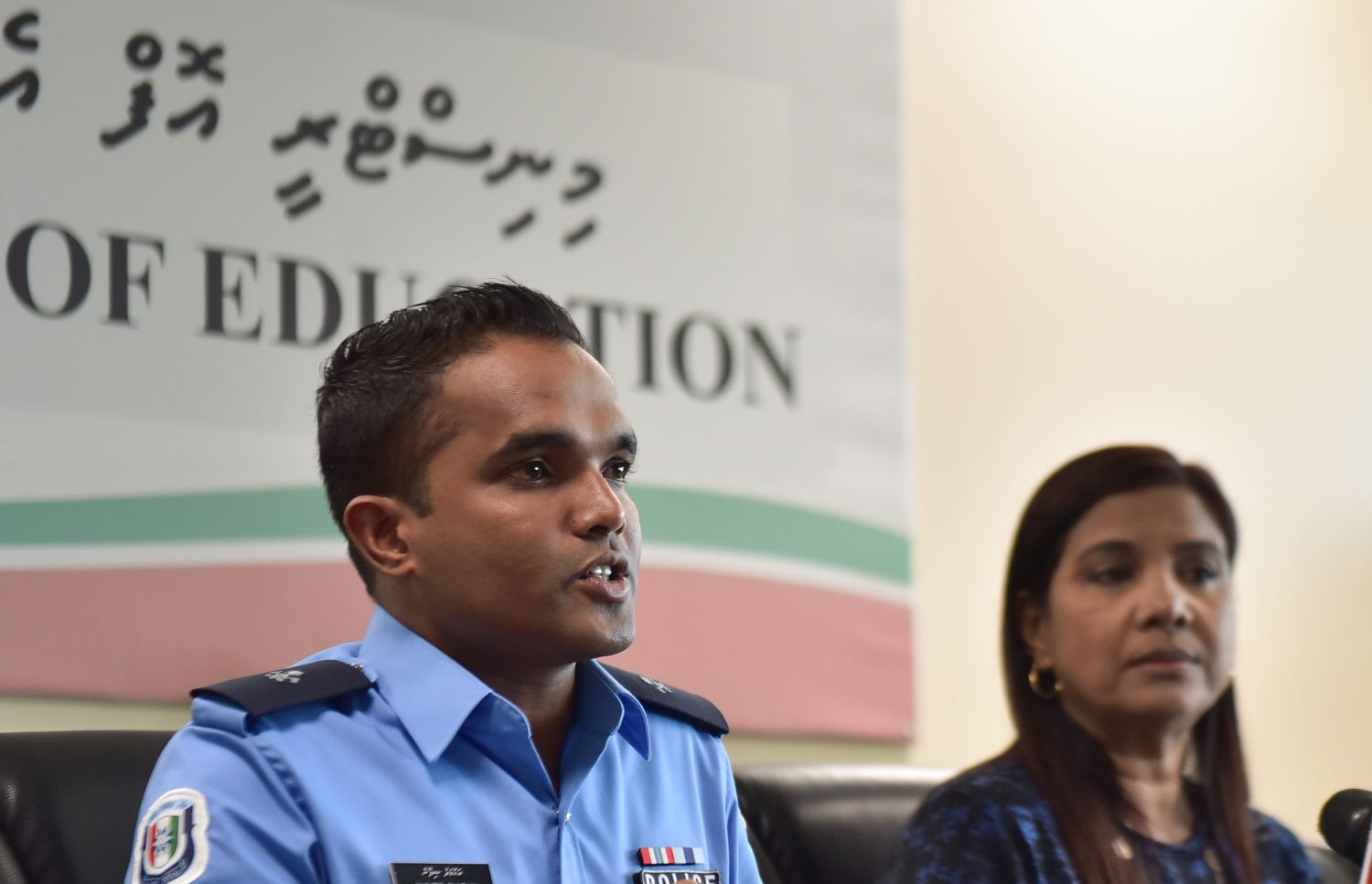 ދެ ދަރިވަރަކަށް ދީފައިވާ ހަމަލާއާ ގުޅިގެން އެޑިއުކޭޝަން މިނިސްޓްރީގައި ބޭއްވި ނޫސްވެރިންގެ ބައްދަލުވުގައި އެޑިއުކޭޝަން މިނިސްޓަރު އާއިޝަތު ޝިހާމް (ވ). -- ފޮޓޯ: ހުސެއިން ވަހީދު/މިހާރު