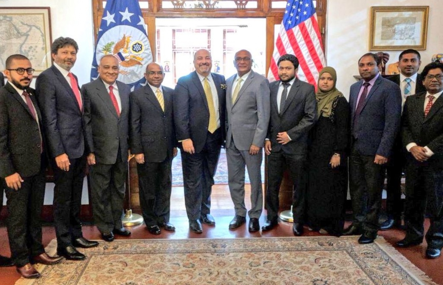 އެމެރިކާ އިން ރާއްޖެ އަށް ކަނޑައަޅާފައި ހުންނަވާ ސަފީރު އަތުލް (މ) ރާއްޖޭގެ އިދިކޮޅު ބައެއް އިސް ބޭފުޅުންނާ އެކު ފޮޓޯއެއް ނަންގަވަނީ: އަތުލްގެ ބަދަލުގައި ރާއްޖެ އާއި ލަންކާ އަށް އެމެރިކާ އިން އާ ސަފީރެއް ކަނޑައަޅަން މިހާރު ވަނީ ނިންމާފައި.