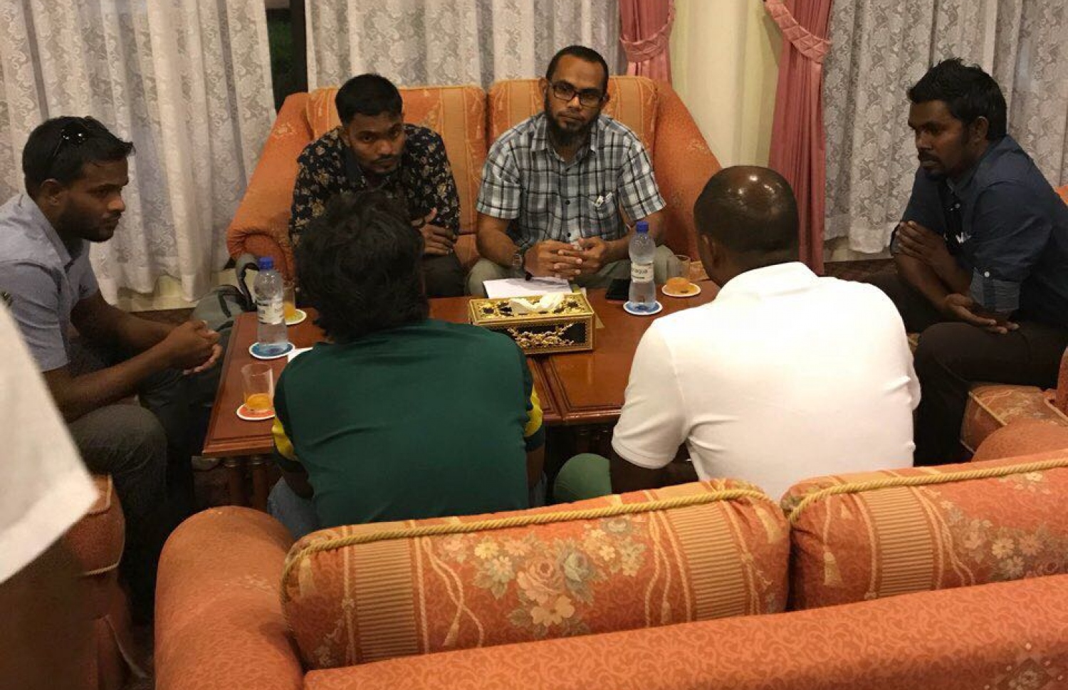 ތަހުގީގު ޓީމު ސަން އައިލެންޑުގެ އިސްވެރިންނާ އެކު
