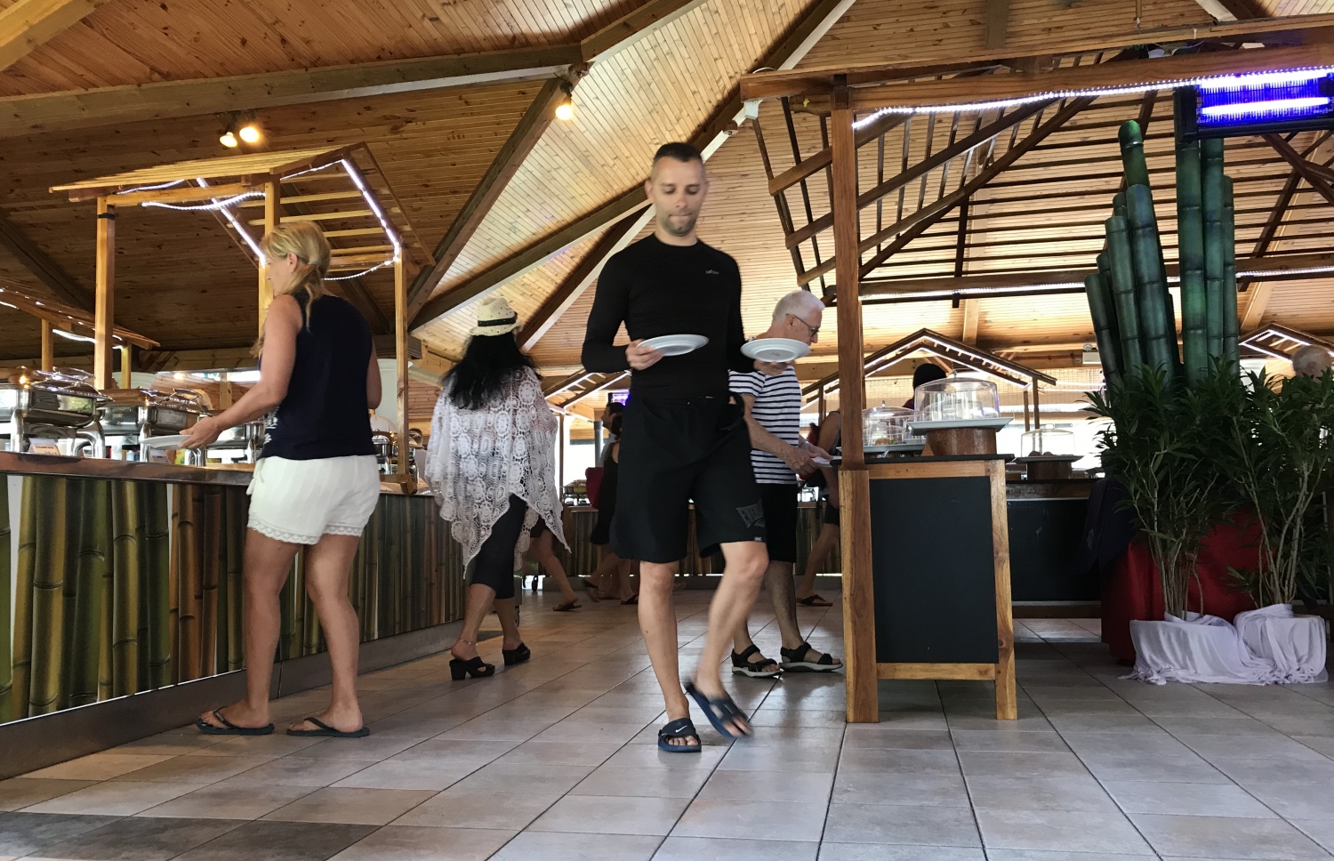 ސަން އައިލެންޑުގެ މެއިން ރެސްޓޯރަންޓުގައި ޓޫރިސްޓުން މިއަދު ހެނދުނުގެ ނާސްތާ ނަގަނީ.---ފޮޓޯ: މިހާރު