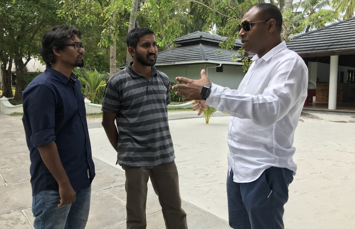 ގައިސަރު ސަން އައިލެންޑުގައި ގާނޫނީ ވަކީލުންނާ މިއަދު ވާހަކަ ދައްކަވަނީ.---ފޮޓޯ: މިހާރު