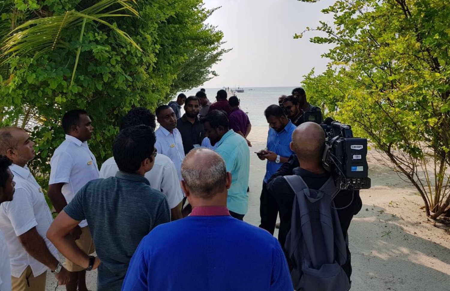 ފަން އައިލެންޑުގެ މުވައްޒަފުންނާއެކު ކަސްޓަމްސްގެ ތަހުގީގު ޓީމުތައް އެ ރިސޯޓުގައި. --ފޮޓޯ/ސޯޝަލްމީޑިއާ