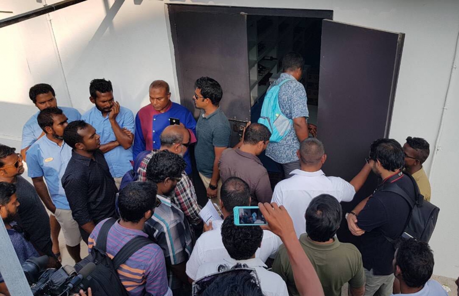 ފަން އައިލެންޑުގައި ކަސްޓަމްސްގެ ތަހުގީގު ޓީމުން ހަރަކާތްތެރިވަނީ. --ފޮޓޯ: ސޯޝަލް މީޑިއާ