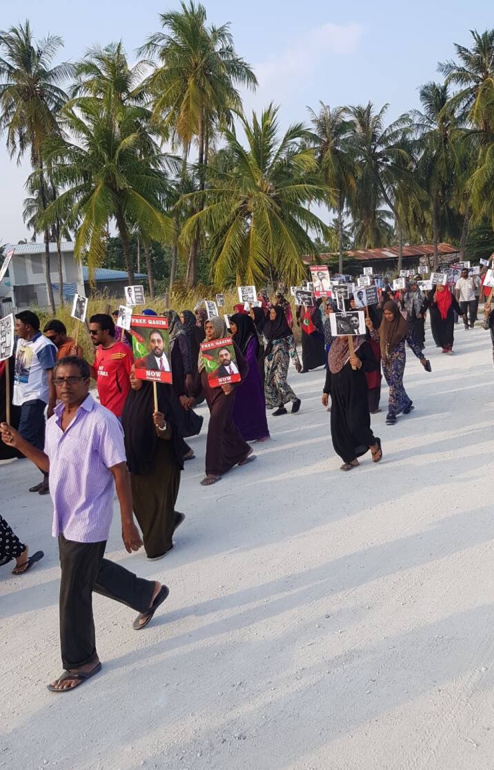 އދ. މާމިގިލި: ޖެނުއަރީ 20، 2018- މާމިގިލީގެ ރައްޔިތުން، ގާސިމް އިބްރާހީމް އަދި އޭނާގެ ރިސޯޓުތަކުގެ ދިފާއުގައި މިއަދު އަޑުއުފުލަނީ: އެ މީހުން އިހުތިޖާޖު ކުރަނީ ގާސިމް އިބްރާހީމްގެ ރިސޯޓުތަކަށް ކަސްޓަމްސްގެ އޮފިސަރުން އަރައި ފާސްކޮށް، އެ ތަންތަނުގައި ހުރި ބަނގުރާ ސަރުކާރުގެ ބެލުމުގެ ދަށަށް ގެންދާ މައްސަލާގައި.