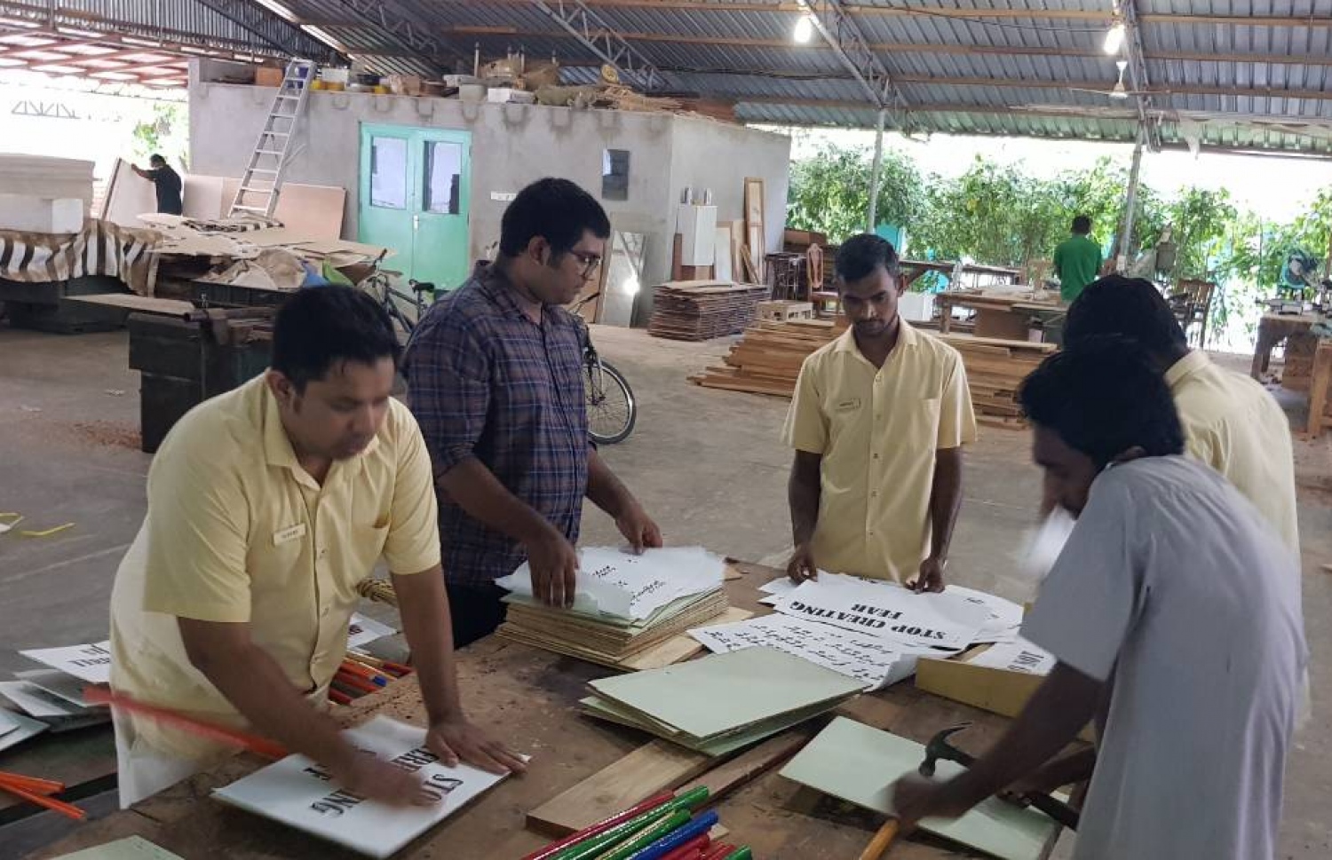 ޖެނުއަރީ 20، 2018- ވިލާ ގުރޫޕުގެ ދަށުން ހިންގާ ބައެއް ރިސޯޓުތަކުގެ މުވައްޒަފުންތަކެއް ސަރުކާރާ ދެކޮޅު އިހުތިޖާޖަކަށް ބޭނުންވާ ޕޯސްޓަރު ތައްޔާރުކުރަނީ: އެ މީހުން އިހުތިޖާޖު ކުރަނީ ގާސިމް އިބްރާހީމްގެ ރިސޯޓުތަކަށް ކަސްޓަމްސްގެ އޮފިސަރުން އަރައި ފާސްކޮށް، އެ ތަންތަނުގައި ހުރި ބަނގުރާ ސަރުކާރުގެ ބެލުމުގެ ދަށަށް ގެންދާ މައްސަލާގައި. މިކަމާ ގުޅިގެން، ގާސިމްގެ އުފަން ރަށް މާމިގިލީގައި ވެސް މިއަދު ހަވީރު ވަނީ ބޮޑު މުޒާހަރާއެއް ކޮށް، ސަރުކާރާ ދެކޮޅަށް އަޑު އުފުލާފައި.