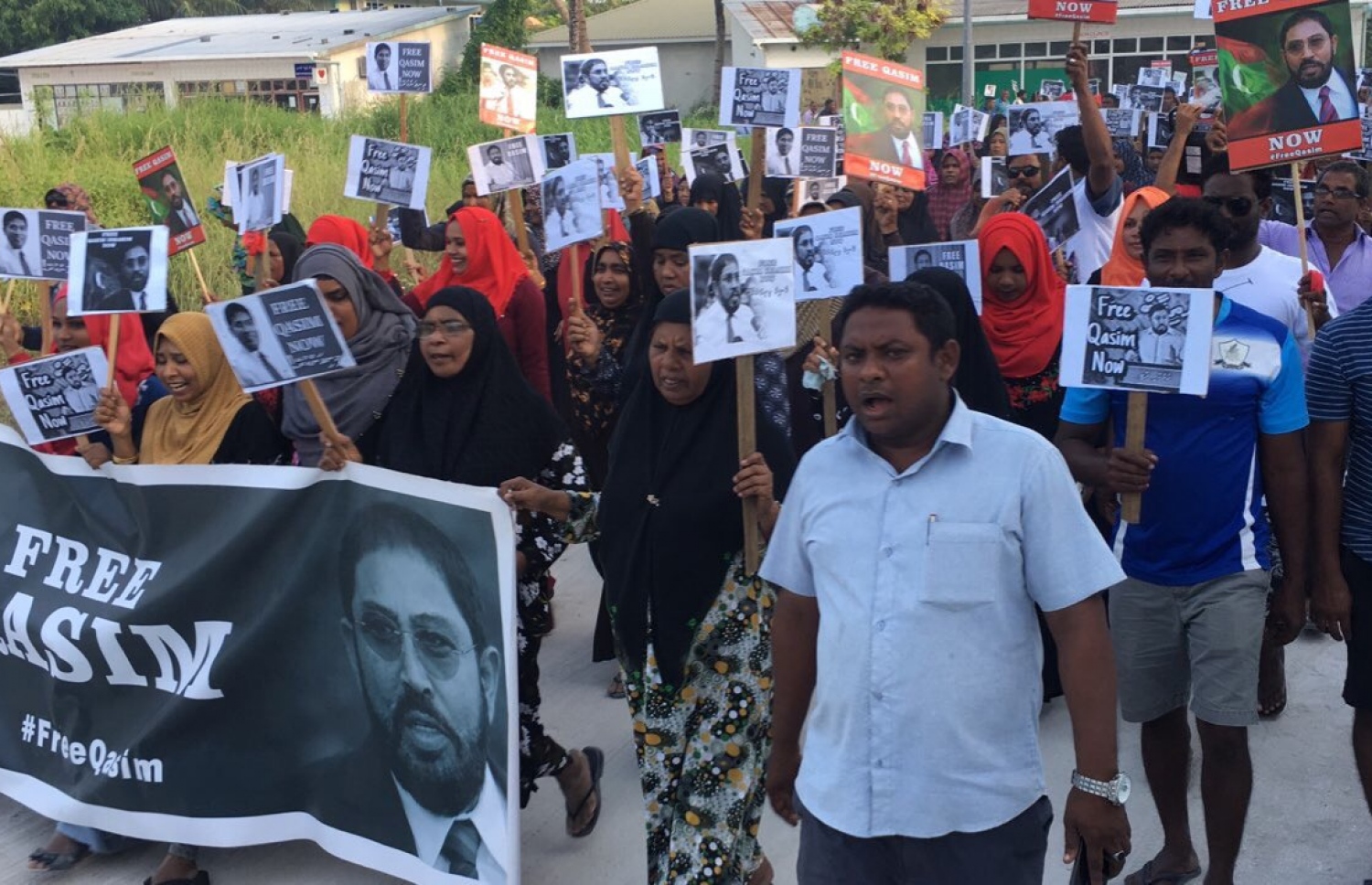 އދ. މާމިގިލި: ޖެނުއަރީ 20، 2018- މާމިގިލީގެ ރައްޔިތުން، ގާސިމް އިބްރާހީމް އަދި އޭނާގެ ރިސޯޓުތަކުގެ ދިފާއުގައި މިއަދު އަޑުއުފުލަނީ: އެ މީހުން އިހުތިޖާޖު ކުރަނީ ގާސިމް އިބްރާހީމްގެ ރިސޯޓުތަކަށް ކަސްޓަމްސްގެ އޮފިސަރުން އަރައި ފާސްކޮށް، އެ ތަންތަނުގައި ހުރި ބަނގުރާ ސަރުކާރުގެ ބެލުމުގެ ދަށަށް ގެންދާ މައްސަލާގައި.