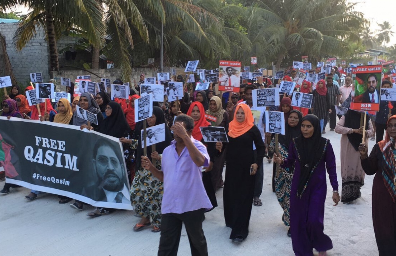 އދ. މާމިގިލި: ޖެނުއަރީ 20، 2018- މާމިގިލީގެ ރައްޔިތުން، ގާސިމް އިބްރާހީމް އަދި އޭނާގެ ރިސޯޓުތަކުގެ ދިފާއުގައި މިއަދު އަޑުއުފުލަނީ: އެ މީހުން އިހުތިޖާޖު ކުރަނީ ގާސިމް އިބްރާހީމްގެ ރިސޯޓުތަކަށް ކަސްޓަމްސްގެ އޮފިސަރުން އަރައި ފާސްކޮށް، އެ ތަންތަނުގައި ހުރި ބަނގުރާ ސަރުކާރުގެ ބެލުމުގެ ދަށަށް ގެންދާ މައްސަލާގައި.