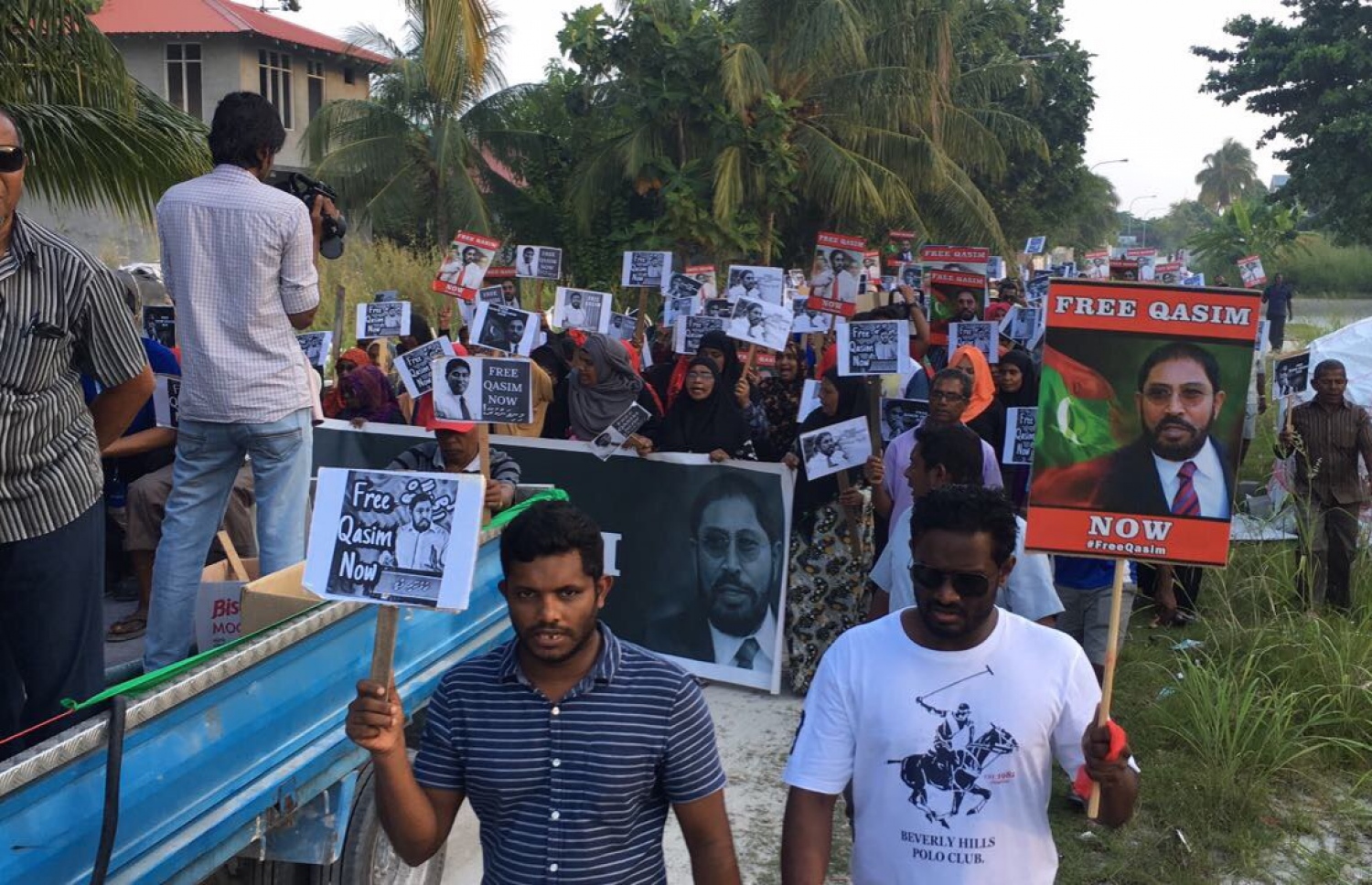 އދ. މާމިގިލި: ޖެނުއަރީ 20، 2018- މާމިގިލީގެ ރައްޔިތުން، ގާސިމް އިބްރާހީމް އަދި އޭނާގެ ރިސޯޓުތަކުގެ ދިފާއުގައި މިއަދު އަޑުއުފުލަނީ: އެ މީހުން އިހުތިޖާޖު ކުރަނީ ގާސިމް އިބްރާހީމްގެ ރިސޯޓުތަކަށް ކަސްޓަމްސްގެ އޮފިސަރުން އަރައި ފާސްކޮށް، އެ ތަންތަނުގައި ހުރި ބަނގުރާ ސަރުކާރުގެ ބެލުމުގެ ދަށަށް ގެންދާ މައްސަލާގައި.