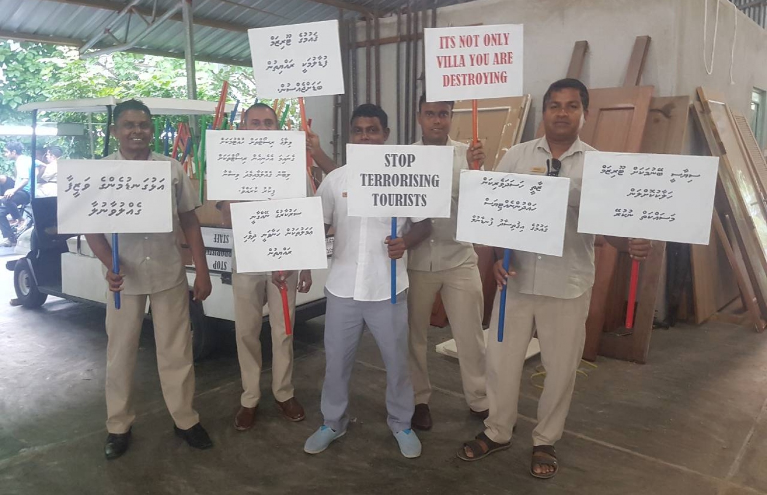 ޖެނުއަރީ 20، 2018- ވިލާ ގުރޫޕުގެ ދަށުން ހިންގާ ބައެއް ރިސޯޓުތަކުގެ މުވައްޒަފުންތަކެއް ސަރުކާރާ ދެކޮޅު އިހުތިޖާޖެއްގައި: އެ މީހުް އިހުތިޖާޖު ކުރަނީ ގާސިމް އިބްރާހީމްގެ ރިސޯޓުތަކަށް ކަސްޓަމްސްގެ އޮފިސަރުން އަރައި ފާސްކޮށް، އެ ތަންތަނުގައި ހުރި ބަނގުރާ ސަރުކާރުގެ ބެލުމުގެ ދަށަށް ގެންދާ މައްސަލާގައި. މިކަމާ ގުޅިގެން، ގާސިމްގެ އުފަން ރަށް މާމިގިލީގައި ވެސް މިއަދު ހަވީރު ވަނީ ބޮޑު މުޒާހަރާއެއް ކޮށް، ސަރުކާރާ ދެކޮޅަށް އަޑު އުފުލާފައި.