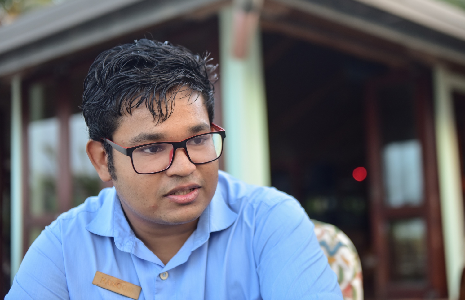 ހަނޫން އިއްޔެ "މިހާރު" އަށް އިންޓަވިއު ދެނީ. ވަޒީފާ ގެއްލުމުގެ ބިރު އޮތް ކަމަށް އޭނާ ބުނި. ---ފޮޓޯ: ހުސެއިން ވަހީދު/ މިހާރު