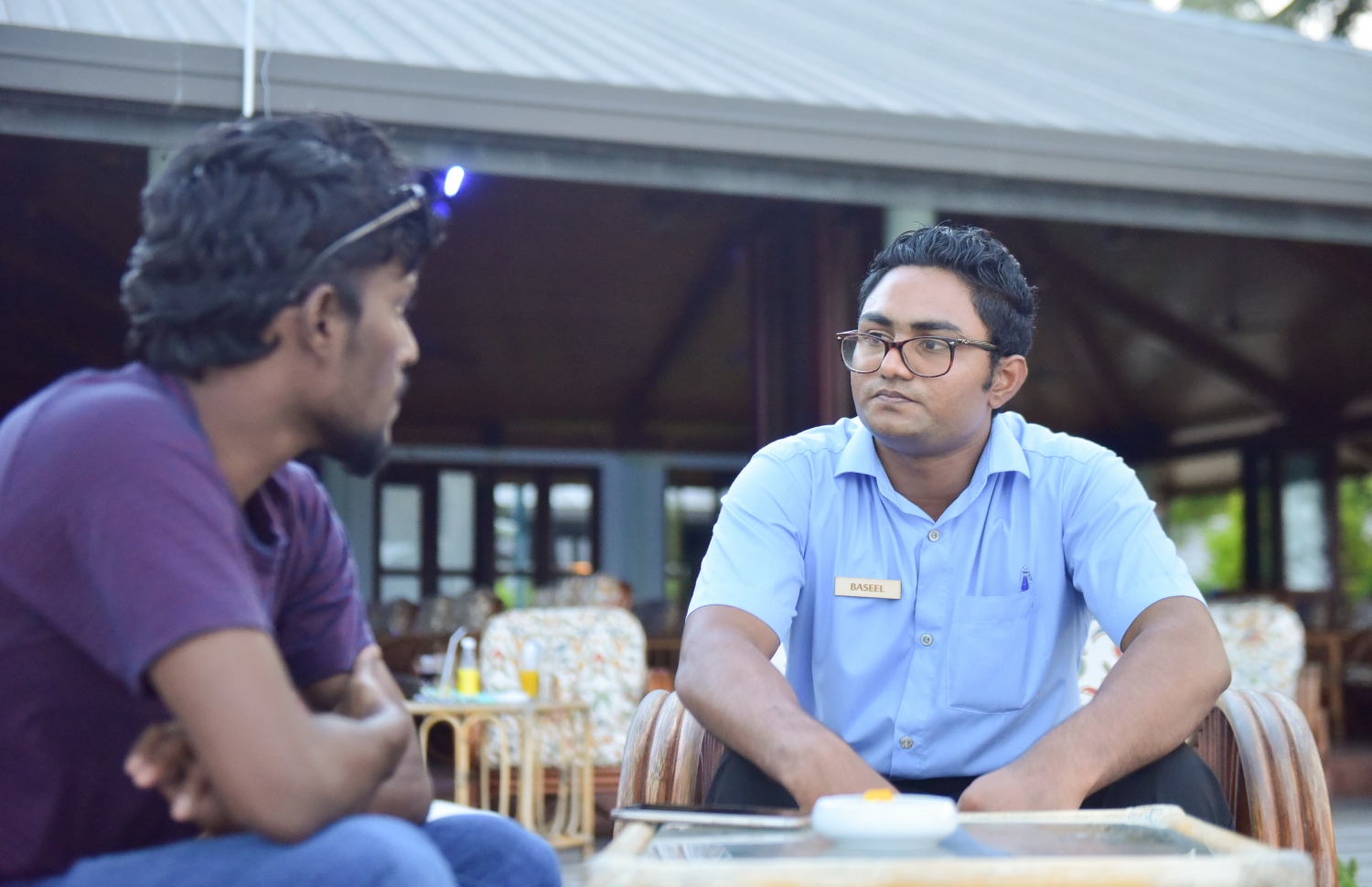 ސަން އައިލެންޑްގެ މުވައްޒަފަކު އިއްޔެ "މިހާރު" އަށް އިންޓަވިއު ދެނީ. ---ފޮޓޯ: ހުސައިން ވަހީދު/ މިހާރު