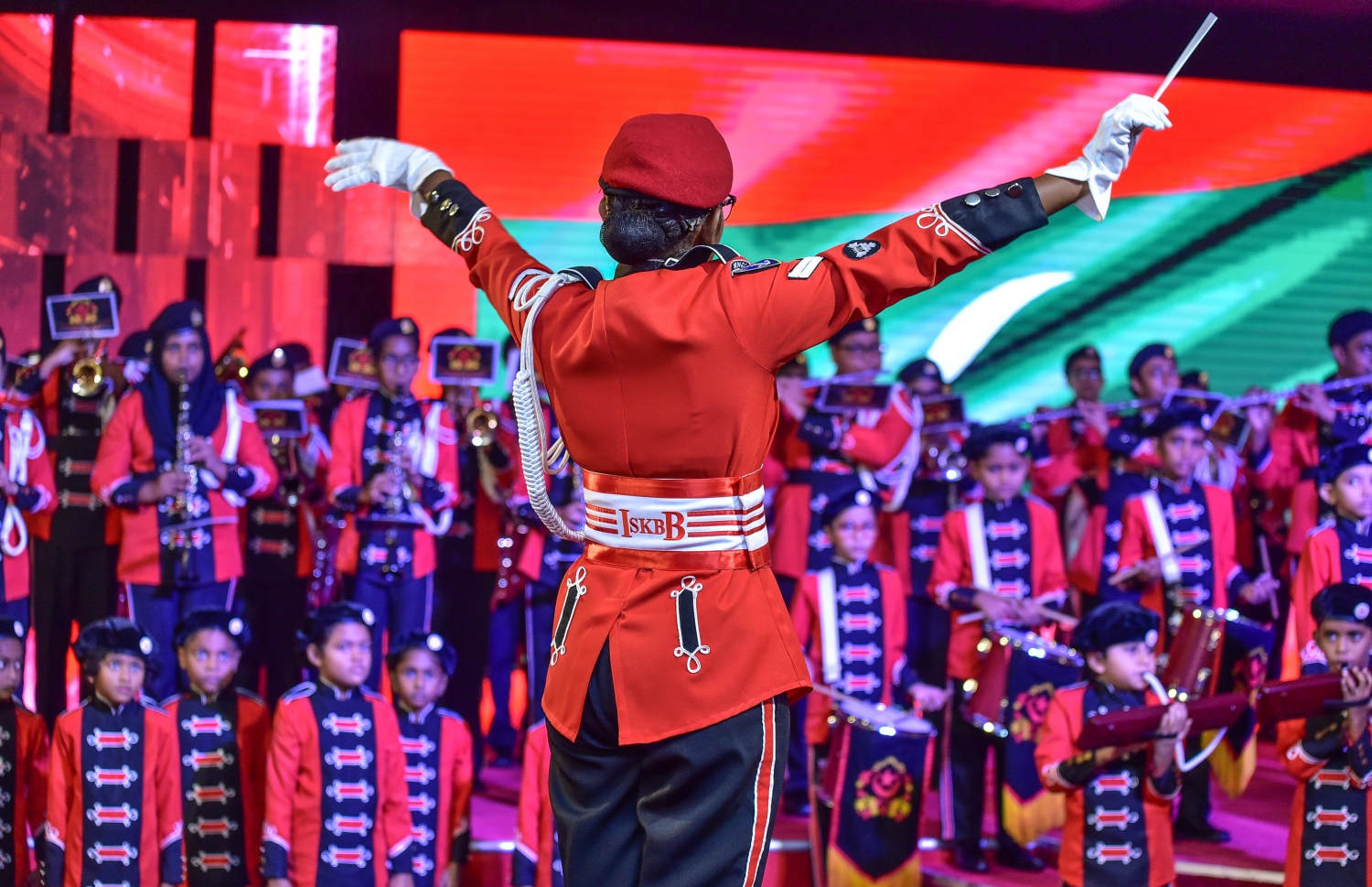 ވާޗުއަލް ކްލާސްރޫމު މަޝްރޫއު ފެށުމަށް ދަރުބާރުގޭގައި މިއަދު ބޭއްވި ރަސްމިއްޔާތުގައި އިސްކަންދަރު ސްކޫލުެ ބޭންޑުން ހުށަހަޅައިދެނީ-- ފޮޓޯ: ނިޝާން އަލީ/ މިހާުރު