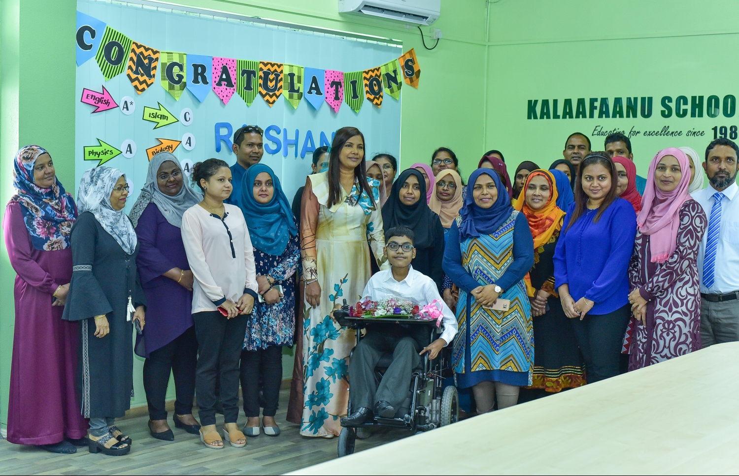 ކަލާފާން ސްކޫލުގެ ޓީޗަރުންނާއި އެޑިއުކޭޝަން މިނިސްޓަރު ޑރ. އާއިޝަތު ޝިހާމާއެކު (މ) ރައިޝާނާ މިއަދު ބައްދަލުކުރައްވަނީ.-- ފޮޓޯ: ނިޝާން އަލީ/މިހާރު