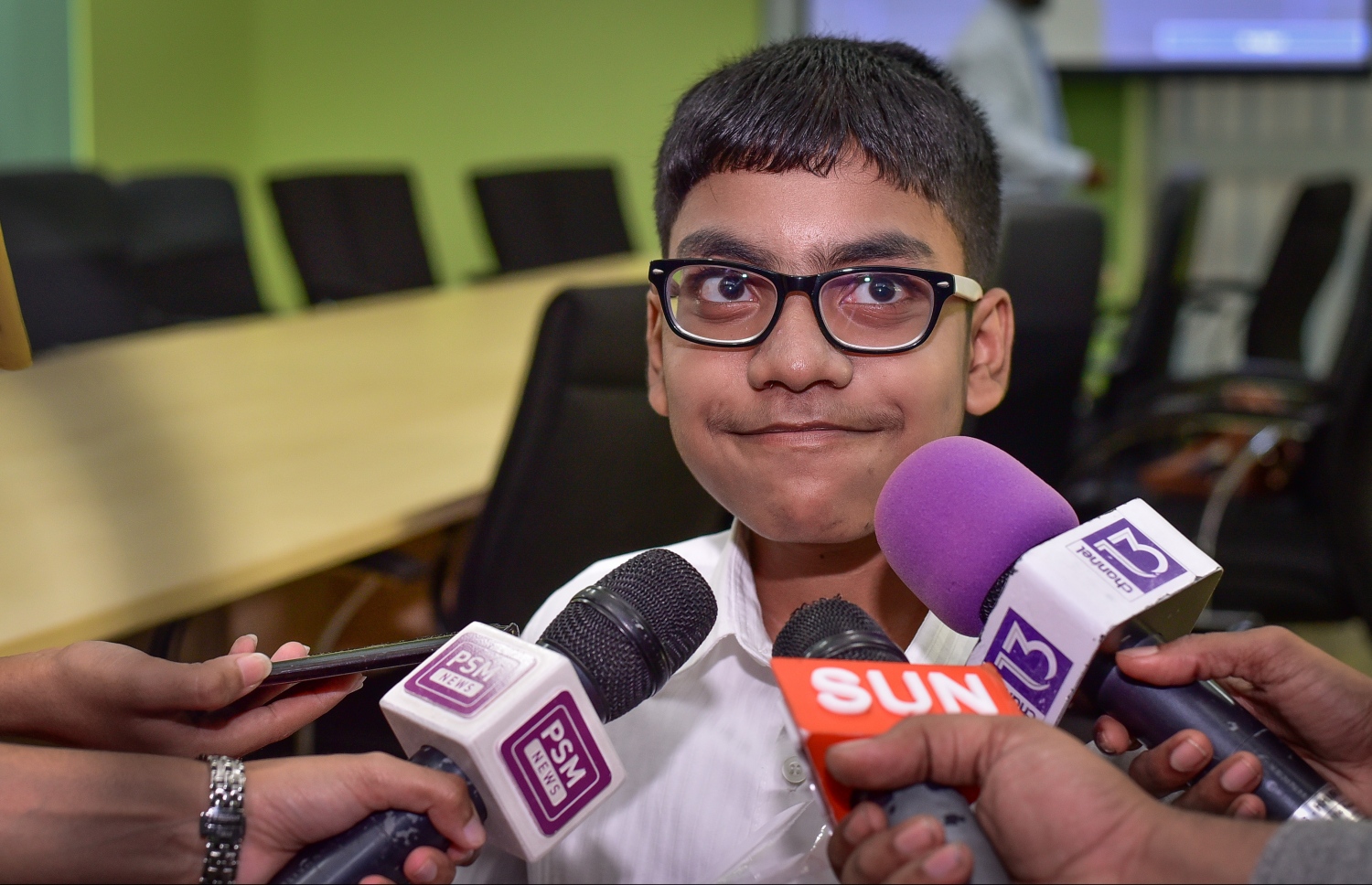 ރައިއްކޮ، ނޫސްވެރިންނާ ވާހަކަދައްކަނީ: އޭނާ އަންނަނީ އިޖުތިމާއީ ގޮތުން ވެސް ގިނަ މަސައްކަތްތަކެއް ކުރަމުން.-- ފޮޓޯ: ނިޝާން އަލީ/ މިހާރު