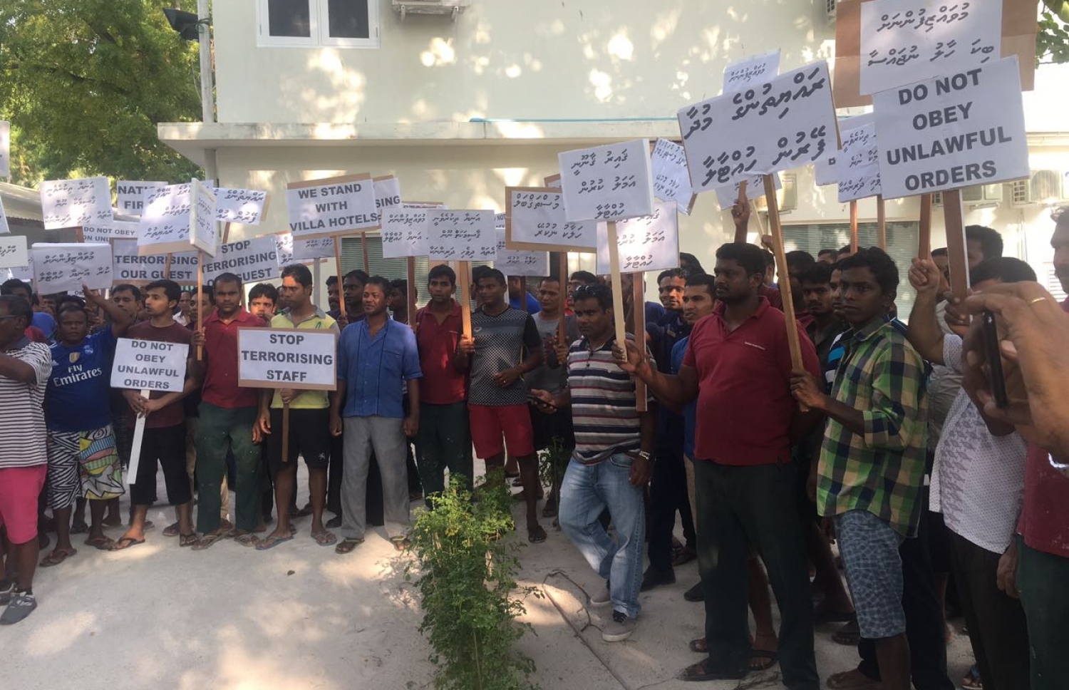 ހޮލިޑޭ އައިލެންޑުގެ މުވައްޒަފުން މުޒާހަރާގައި. --ފޮޓޯ: ހުސެއިން ވަހީދު/މިހާރު