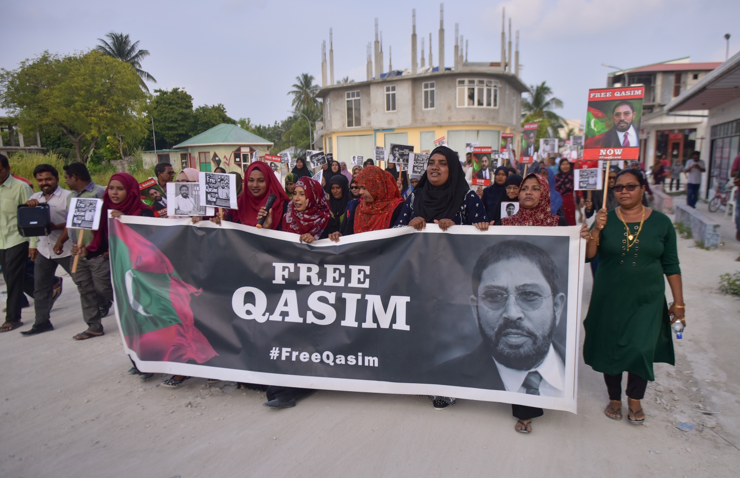 މާމިގިލީގައި ބޭއްވި މުޒާހަރާގައި ސަރުކާރާ ދެކޮޅަށް މިއަދު އަޑުއުފުލަނީ. ---ފޮޓޯ: ހުސެއިން ވަހީދު/ މިހާރު