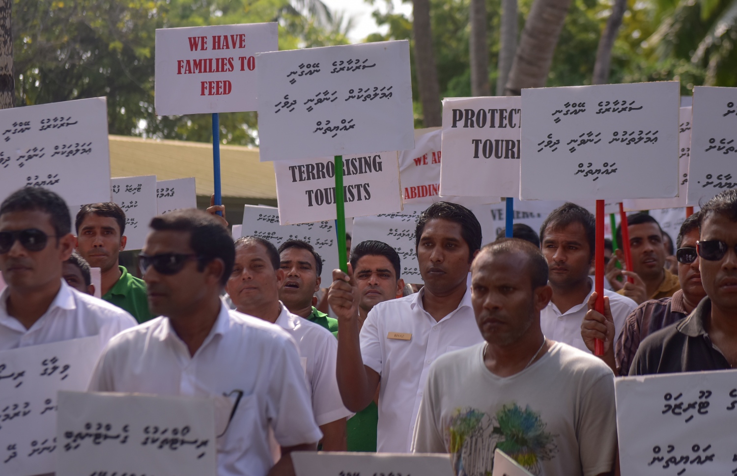 ޖެނުއަރީ 21، 2018- ޖުމްހޫރީ ޕާޓީގެ ލީޑަރު ގާސިމް އިބްރާހީމްގެ ރިސޯޓުތަކަށް ސަރުކާރުން އަޅަމުންދާ ފިޔަވަޅުތަކާ ދެކޮޅަށް، ރާއްޖޭގެ އެންމެ ބޮޑު ރިސޯޓު، ސަން އައިލެންޑުގެ މުވައްޒަފުން މިއަދު މުޒާހަރާ ކުރަނީ.---ފޮޓޯ: ހުސެއިން ވަހީދު/މިހާރު