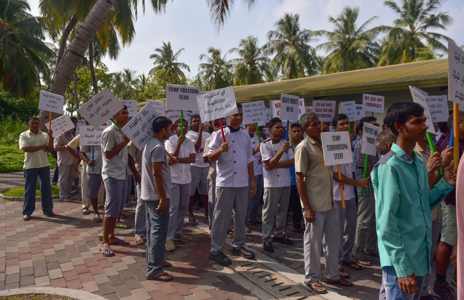 ޖެނުއަރީ 21، 2018- ޖުމްހޫރީ ޕާޓީގެ ލީޑަރު ގާސިމް އިބްރާހީމްގެ ރިސޯޓުތަކަށް ސަރުކާރުން އަޅަމުންދާ ފިޔަވަޅުތަކާ ދެކޮޅަށް، ރާއްޖޭގެ އެންމެ ބޮޑު ރިސޯޓު، ސަން އައިލެންޑުގެ މުވައްޒަފުން މިއަދު މުޒާހަރާ ކުރަނީ.---ފޮޓޯ: ހުސެއިން ވަހީދު/މިހާރު