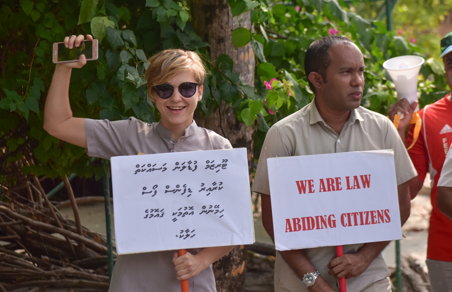 ޖެނުއަރީ 21، 2018- ޖުމްހޫރީ ޕާޓީގެ ލީޑަރު ގާސިމް އިބްރާހީމްގެ ރިސޯޓުތަކަށް ސަރުކާރުން އަޅަމުންދާ ފިޔަވަޅުތަކާ ދެކޮޅަށް، ރާއްޖޭގެ އެންމެ ބޮޑު ރިސޯޓު، ސަން އައިލެންޑުގެ މުވައްޒަފުން މިއަދު މުޒާހަރާ ކުރަނީ.---ފޮޓޯ: ހުސެއިން ވަހީދު/މިހާރު