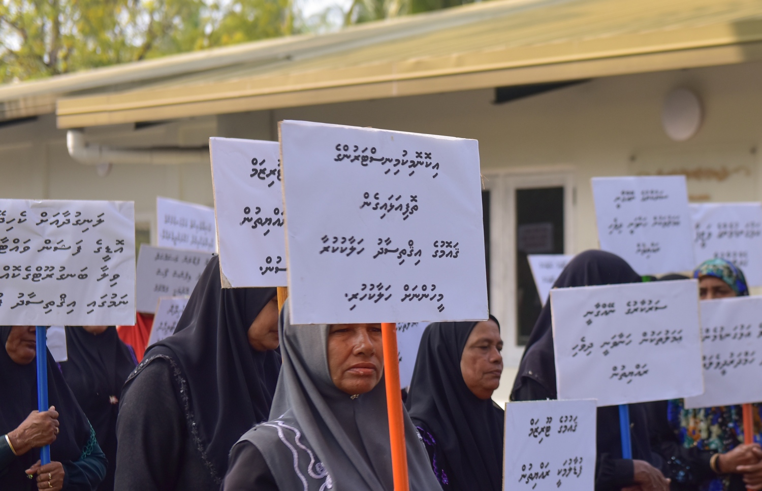 ޖެނުއަރީ 21، 2018- ޖުމްހޫރީ ޕާޓީގެ ލީޑަރު ގާސިމް އިބްރާހީމްގެ ރިސޯޓުތަކަށް ސަރުކާރުން އަޅަމުންދާ ފިޔަވަޅުތަކާ ދެކޮޅަށް، ރާއްޖޭގެ އެންމެ ބޮޑު ރިސޯޓު، ސަން އައިލެންޑުގެ މުވައްޒަފުން މިއަދު މުޒާހަރާ ކުރަނީ.---ފޮޓޯ: ހުސެއިން ވަހީދު/މިހާރު