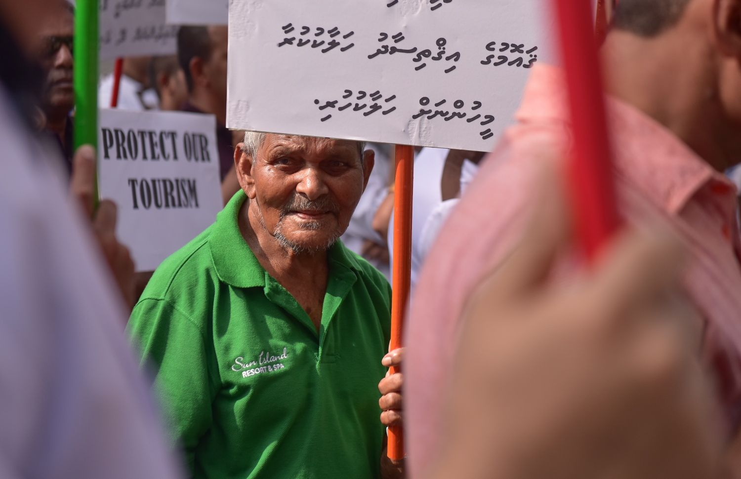 ޖެނުއަރީ 21، 2018- ޖުމްހޫރީ ޕާޓީގެ ލީޑަރު ގާސިމް އިބްރާހީމްގެ ރިސޯޓުތަކަށް ސަރުކާރުން އަޅަމުންދާ ފިޔަވަޅުތަކާ ދެކޮޅަށް، ރާއްޖޭގެ އެންމެ ބޮޑު ރިސޯޓު، ސަން އައިލެންޑުގެ މުވައްޒަފުން މިއަދު މުޒާހަރާ ކުރަނީ.---ފޮޓޯ: ހުސެއިން ވަހީދު/މިހާރު