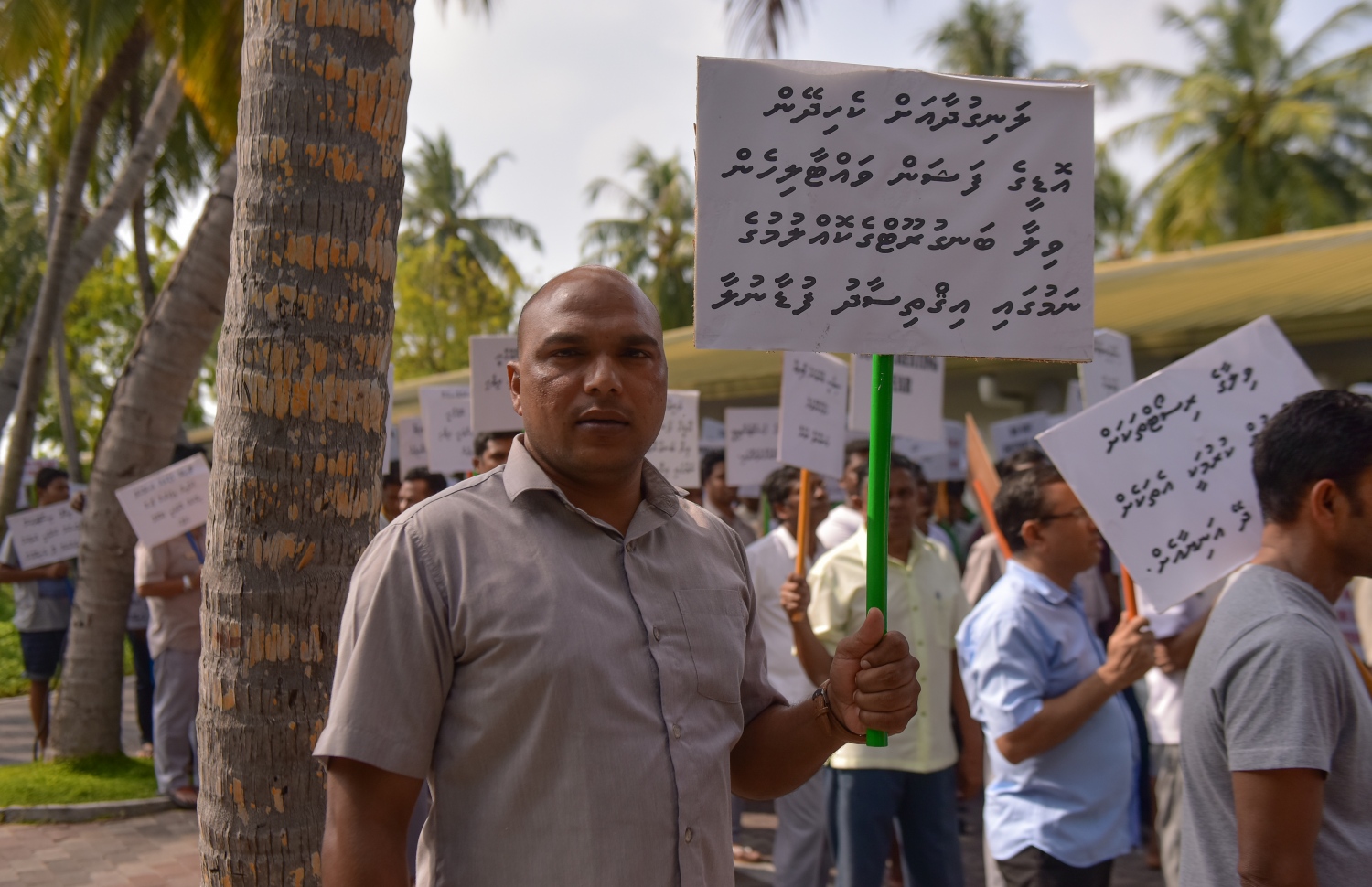 ޖެނުއަރީ 21، 2018- ޖުމްހޫރީ ޕާޓީގެ ލީޑަރު ގާސިމް އިބްރާހީމްގެ ރިސޯޓުތަކަށް ސަރުކާރުން އަޅަމުންދާ ފިޔަވަޅުތަކާ ދެކޮޅަށް، ރާއްޖޭގެ އެންމެ ބޮޑު ރިސޯޓު، ސަން އައިލެންޑުގެ މުވައްޒަފުން މިއަދު މުޒާހަރާ ކުރަނީ.---ފޮޓޯ: ހުސެއިން ވަހީދު/މިހާރު