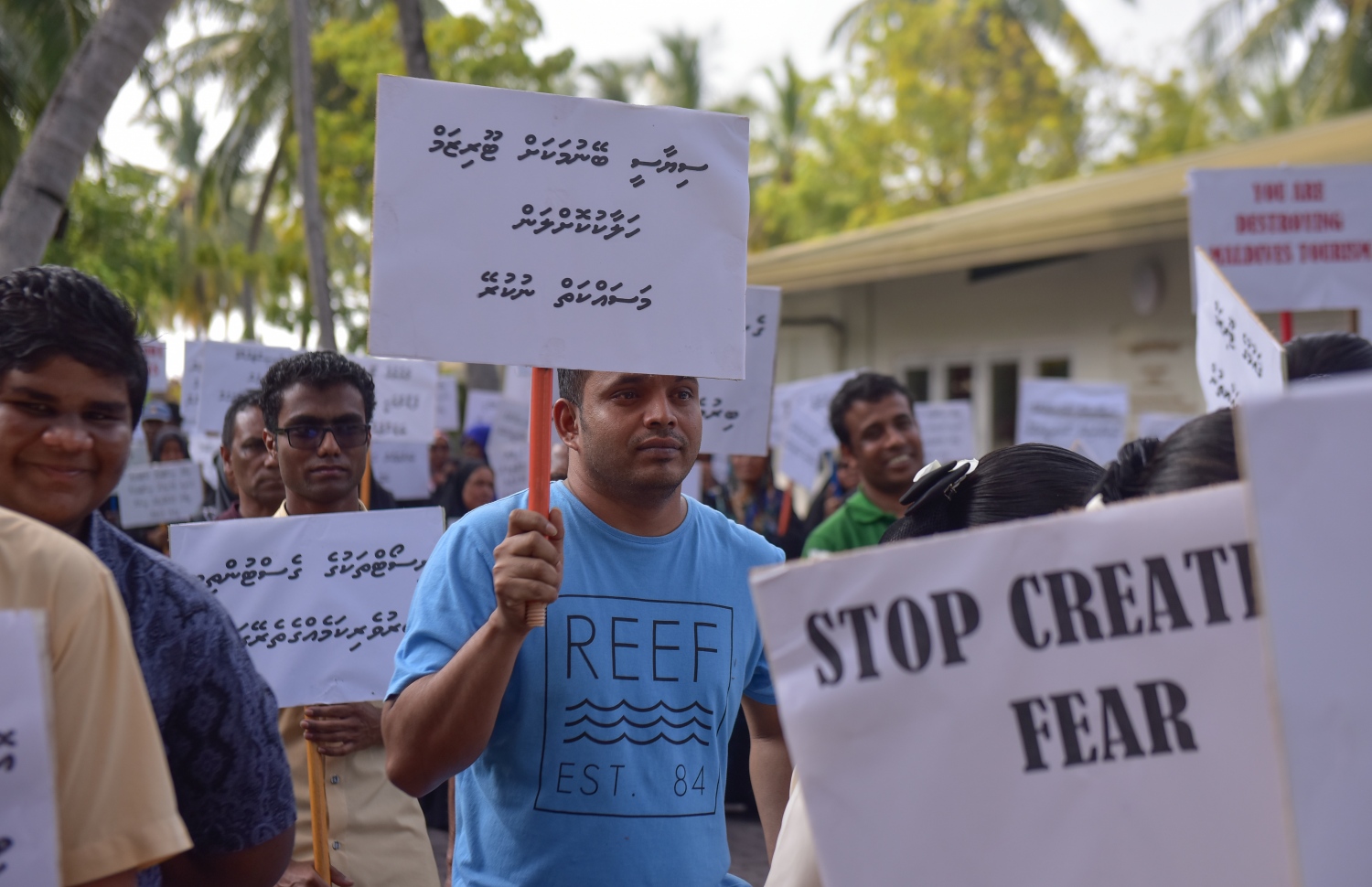 ޖެނުއަރީ 21، 2018- ޖުމްހޫރީ ޕާޓީގެ ލީޑަރު ގާސިމް އިބްރާހީމްގެ ރިސޯޓުތަކަށް ސަރުކާރުން އަޅަމުންދާ ފިޔަވަޅުތަކާ ދެކޮޅަށް، ރާއްޖޭގެ އެންމެ ބޮޑު ރިސޯޓު، ސަން އައިލެންޑުގެ މުވައްޒަފުން މިއަދު މުޒާހަރާ ކުރަނީ.---ފޮޓޯ: ހުސެއިން ވަހީދު/މިހާރު