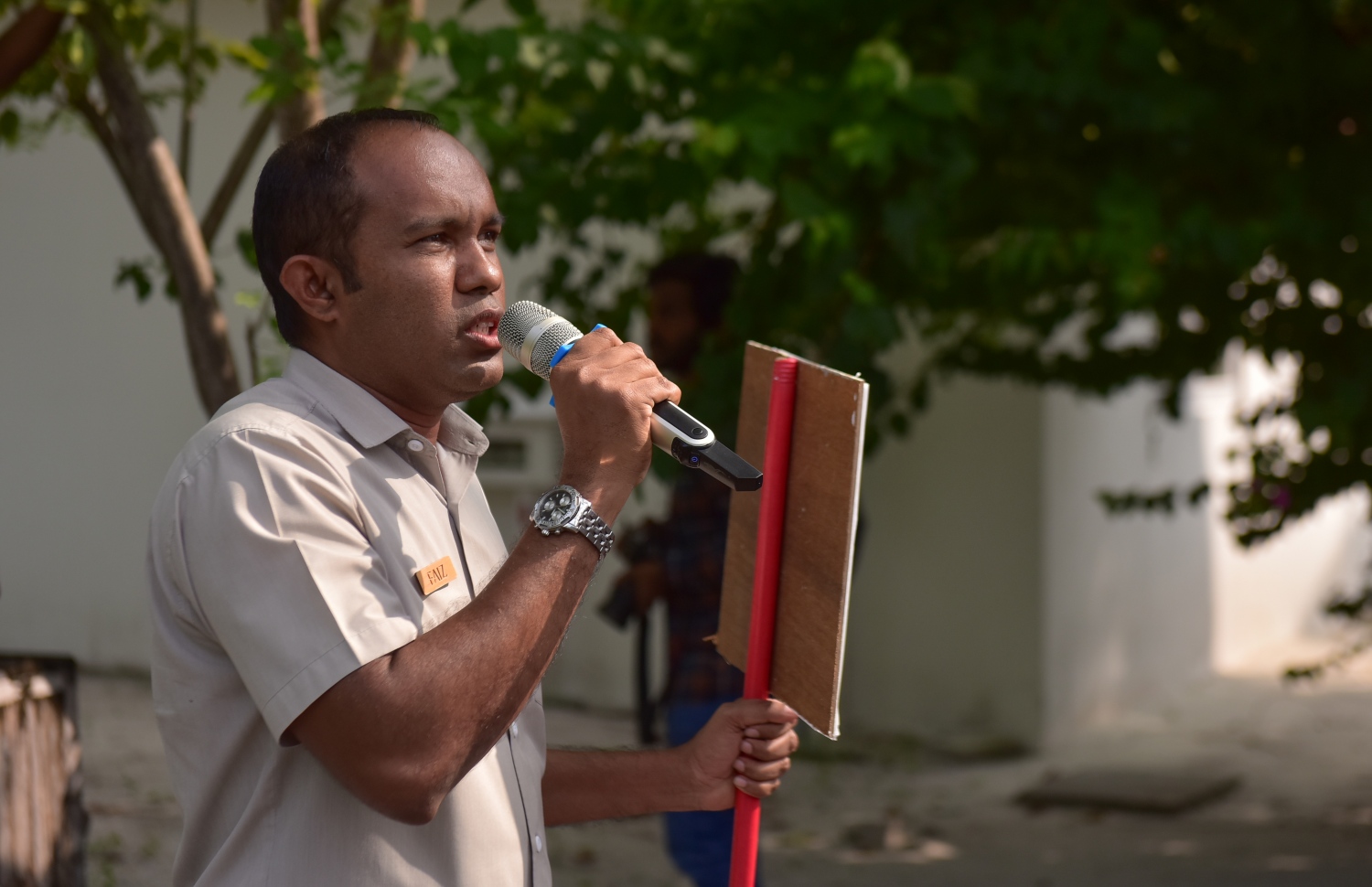 ޖެނުއަރީ 21، 2018- ޖުމްހޫރީ ޕާޓީގެ ލީޑަރު ގާސިމް އިބްރާހީމްގެ ރިސޯޓުތަކަށް ސަރުކާރުން އަޅަމުންދާ ފިޔަވަޅުތަކާ ދެކޮޅަށް، ރާއްޖޭގެ އެންމެ ބޮޑު ރިސޯޓު، ސަން އައިލެންޑުގައި މިއަދު ކުރި މުޒާހަރާގައި އެ ރިސޯޓުގެ ސީނިއާ މުވައްޒަފަކު ވާހަކަ ދައްކަވަނީ.---ފޮޓޯ: ހުސެއިން ވަހީދު/މިހާރު