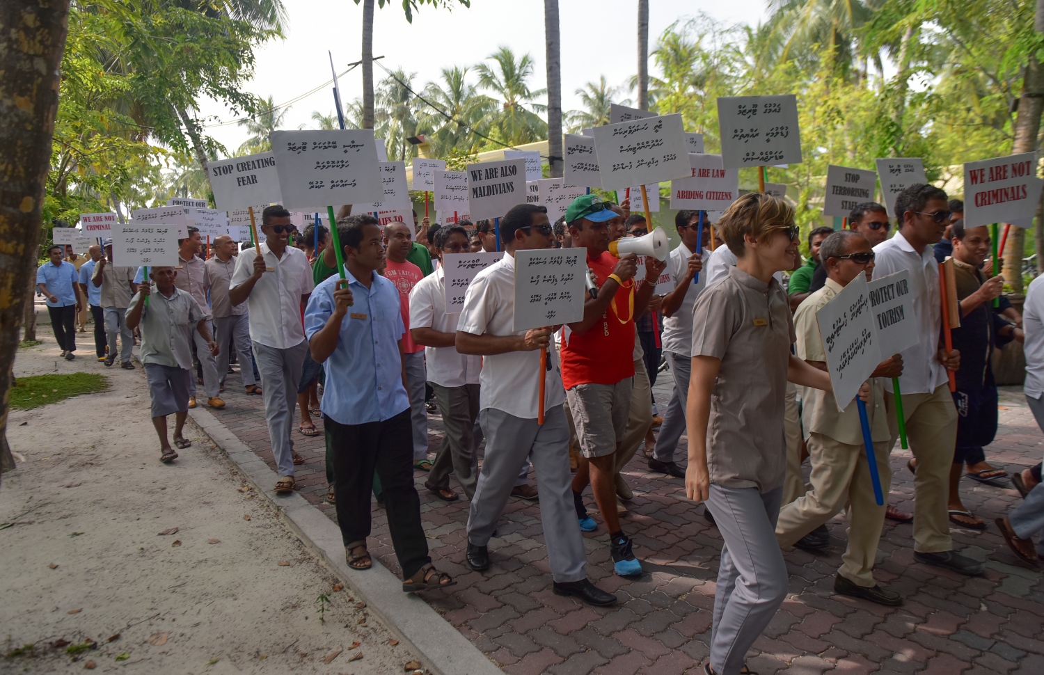 ޖެނުއަރީ 21، 2018- ޖުމްހޫރީ ޕާޓީގެ ލީޑަރު ގާސިމް އިބްރާހީމްގެ ރިސޯޓުތަކަށް ސަރުކާރުން އަޅަމުންދާ ފިޔަވަޅުތަކާ ދެކޮޅަށް، ރާއްޖޭގެ އެންމެ ބޮޑު ރިސޯޓު، ސަން އައިލެންޑުގެ މުވައްޒަފުން މިއަދު މުޒާހަރާ ކުރަނީ.---ފޮޓޯ: ހުސެއިން ވަހީދު/މިހާރު