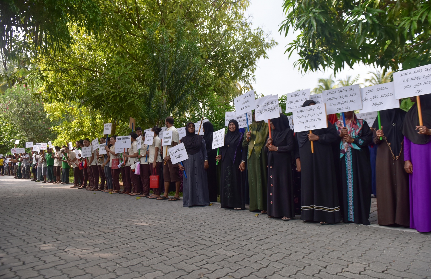 ޖެނުއަރީ 21، 2018- ޖުމްހޫރީ ޕާޓީގެ ލީޑަރު ގާސިމް އިބްރާހީމްގެ ރިސޯޓުތަކަށް ސަރުކާރުން އަޅަމުންދާ ފިޔަވަޅުތަކާ ދެކޮޅަށް، ރާއްޖޭގެ އެންމެ ބޮޑު ރިސޯޓު، ސަން އައިލެންޑުގެ މުވައްޒަފުން މިއަދު މުޒާހަރާ ކުރަނީ.---ފޮޓޯ: ހުސެއިން ވަހީދު/މިހާރު