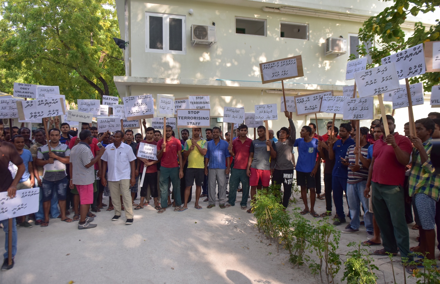 ޖެނުއަރީ 21، 2018- ޖުމްހޫރީ ޕާޓީގެ ލީޑަރު ގާސިމް އިބްރާހީމްގެ ރިސޯޓުތަކަށް ސަރުކާރުން އަޅަމުންދާ ފިޔަވަޅުތަކާ ދެކޮޅަށް، ހޮލިޑޭ އައިލެންޑް ރިސޯޓުގައި މިއަދު ކުރި މުޒާހަރާގެ ބައިވެރިވެރިން ބޯޑުތައް ހިފަހައްޓައިގެން.---ފޮޓޯ: ހުސެއިން ވަހީދު/މިހާރު