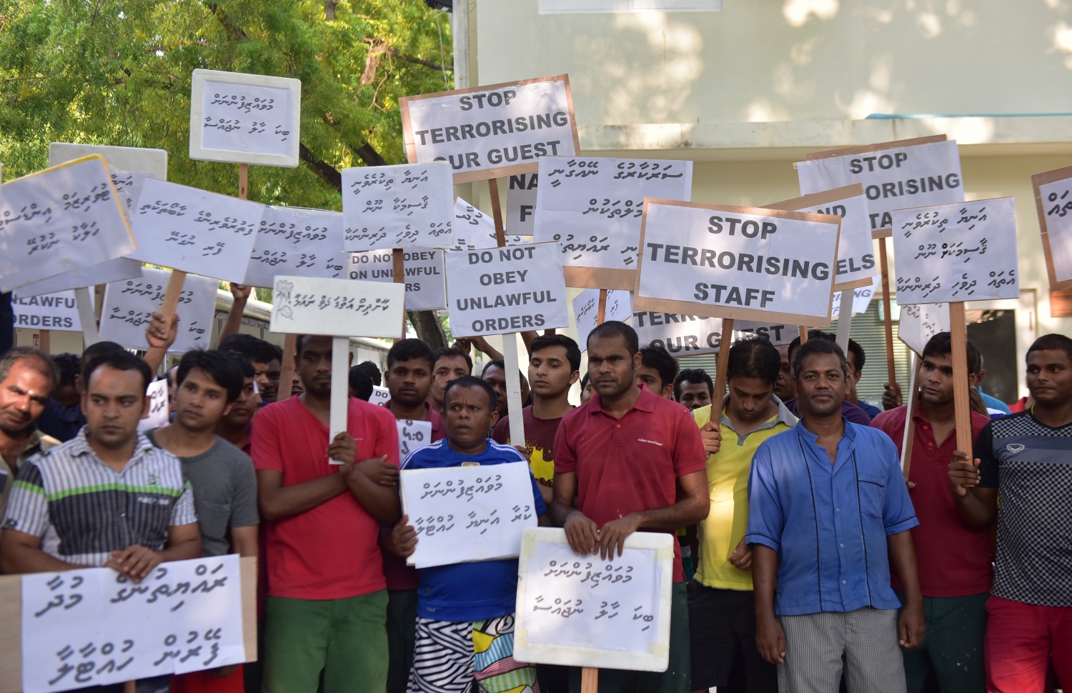 ޖެނުއަރީ 21، 2018- ޖުމްހޫރީ ޕާޓީގެ ލީޑަރު ގާސިމް އިބްރާހީމްގެ ރިސޯޓުތަކަށް ސަރުކާރުން އަޅަމުންދާ ފިޔަވަޅުތަކާ ދެކޮޅަށް، ހޮލިޑޭ އައިލެންޑް ރިސޯޓުގައި މިއަދު ކުރި މުޒާހަރާގެ ބައިވެރިވެރިން ބޯޑުތައް ހިފަހައްޓައިގެން.---ފޮޓޯ: ހުސެއިން ވަހީދު/މިހާރު