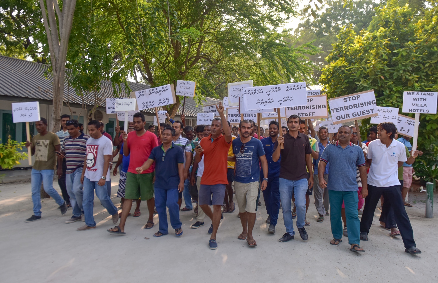 ޖެނުއަރީ 21، 2018- ޖުމްހޫރީ ޕާޓީގެ ލީޑަރު ގާސިމް އިބްރާހީމްގެ ރިސޯޓުތަކަށް ސަރުކާރުން އަޅަމުންދާ ފިޔަވަޅުތަކާ ދެކޮޅަށް، ހޮލިޑޭ އައިލެންޑް ރިސޯޓުގައި މިއަދު ކުރި މުޒާހަރާގެ ބައިވެރިވެރިން ބޯޑުތައް ހިފަހައްޓައިގެން.---ފޮޓޯ: ހުސެއިން ވަހީދު/މިހާރު