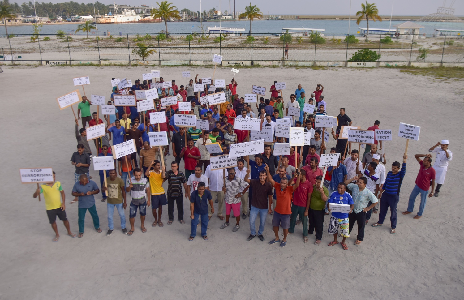 ޖެނުއަރީ 21، 2018- ޖުމްހޫރީ ޕާޓީގެ ލީޑަރު ގާސިމް އިބްރާހީމްގެ ރިސޯޓުތަކަށް ސަރުކާރުން އަޅަމުންދާ ފިޔަވަޅުތަކާ ދެކޮޅަށް، ހޮލިޑޭ އައިލެންޑް ރިސޯޓުގައި މިއަދު ކުރި މުޒާހަރާގެ ބައިވެރިވެރިން ބޯޑުތައް ހިފަހައްޓައިގެން.---ފޮޓޯ: ހުސެއިން ވަހީދު/މިހާރު