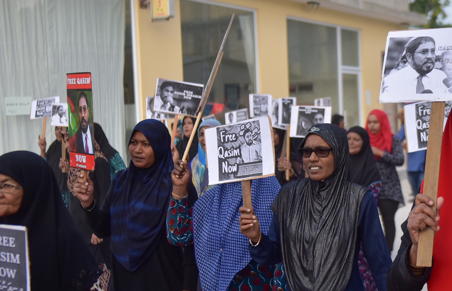 ޖެނުއަރީ 21، 2018- ޖުމްހޫރީ ޕާޓީގެ ލީޑަރު ގާސިމް އިބްރާހީމްގެ ރިސޯޓުތަކަށް ސަރުކާރުން އަޅަމުންދާ ފިޔަވަޅުތަކާ ދެކޮޅަށް އޭނާގެ ރަށް އދ. މާމިގިލީގައި މިއަދު ކުރި މުޒާހަރާގެ ތެރެއިން: މާމިގިލީގެ އިތުރުން ގާސިމްގެ ރިސޯޓުތަކުގައި ވެސް މިއަދު ވަނީ ސަރުކާރުގެ އަމަލުތަކާ ދެކޮޅަށް އަޑު އުފުލާފައި.--- ފޮޓޯ: ހުސައިން ވަހީދު/މިހާރު