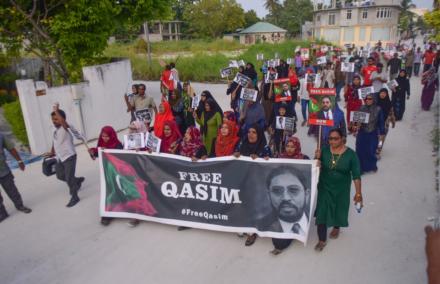 ޖެނުއަރީ 21، 2018- ޖުމްހޫރީ ޕާޓީގެ ލީޑަރު ގާސިމް އިބްރާހީމްގެ ރިސޯޓުތަކަށް ސަރުކާރުން އަޅަމުންދާ ފިޔަވަޅުތަކާ ދެކޮޅަށް އޭނާގެ ރަށް އދ. މާމިގިލީގައި މިއަދު ކުރި މުޒާހަރާގެ ތެރެއިން: މާމިގިލީގެ އިތުރުން ގާސިމްގެ ރިސޯޓުތަކުގައި ވެސް މިއަދު ވަނީ ސަރުކާރުގެ އަމަލުތަކާ ދެކޮޅަށް އަޑު އުފުލާފައި.--- ފޮޓޯ: ހުސައިން ވަހީދު/މިހާރު