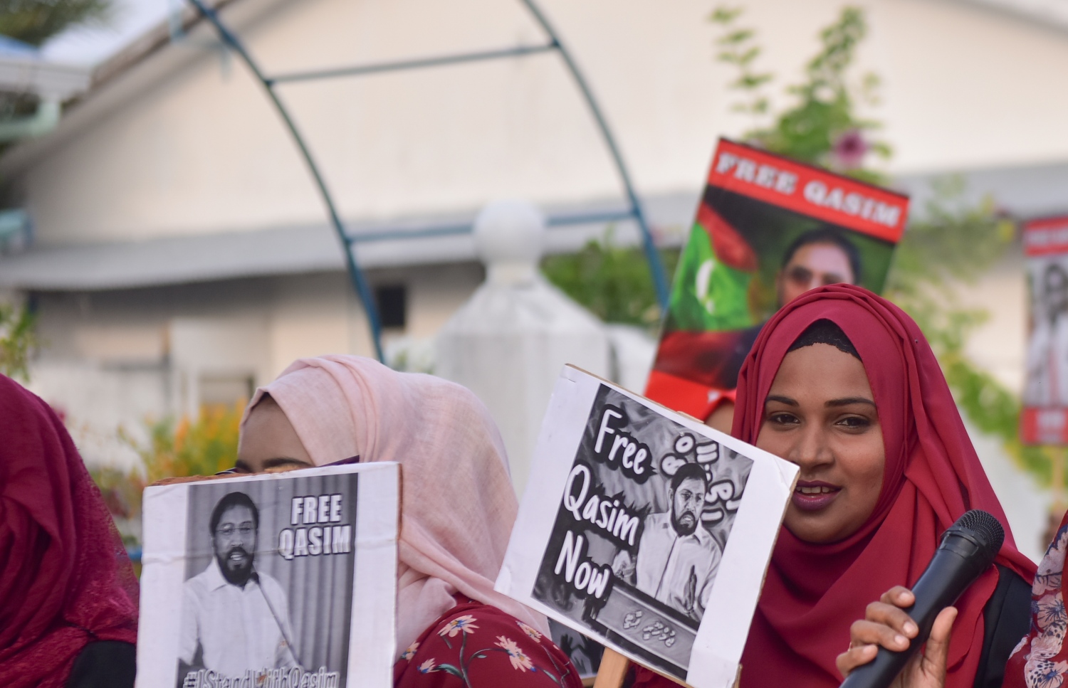 ޖެނުއަރީ 21، 2018: ޖުމްހޫރީ ޕާޓީގެ ލީޑަރު ގާސިމް އިބްރާހީމްގެ ރިސޯޓުތަކަށް ސަރުކާރުން އަޅަމުންދާ ފިޔަވަޅުތަކާ ދެކޮޅަށް ގާސިމްގެ ރަށް ކަމަށްވާ އދ. މާމިނގިލީގައި މިއަދު ކުރި މުޒާހަރާގެ ތެރެއިން.-- ފޮޓޯ: ހުސައިން ވަހީދު/ މިހާުރު