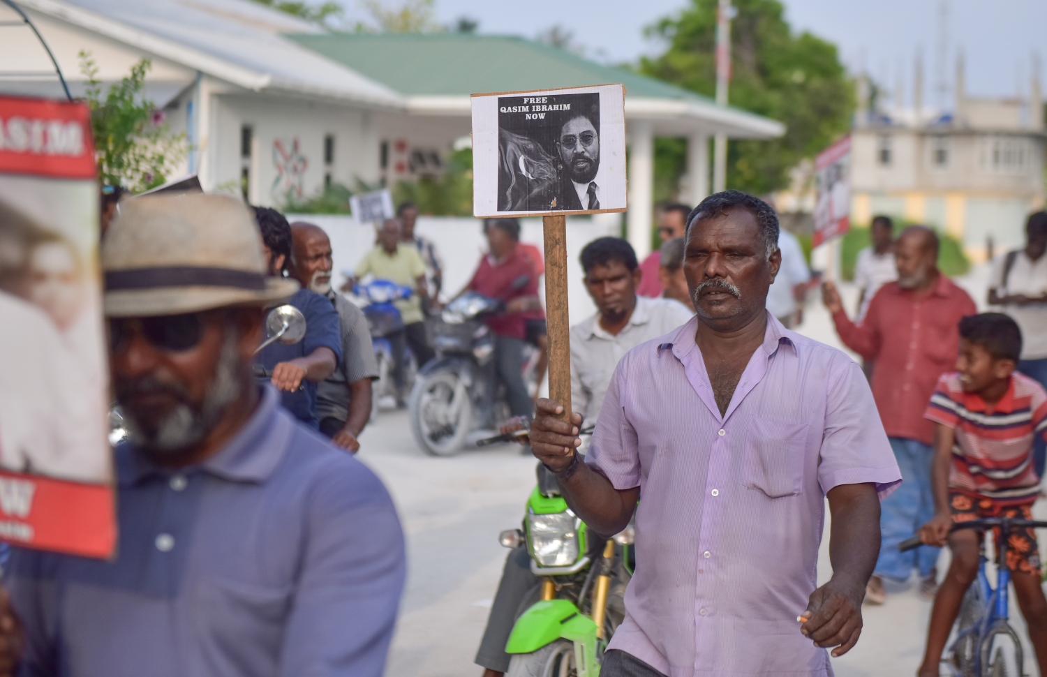 ޖެނުއަރީ 21، 2018- ޖުމްހޫރީ ޕާޓީގެ ލީޑަރު ގާސިމް އިބްރާހީމްގެ ރިސޯޓުތަކަށް ސަރުކާރުން އަޅަމުންދާ ފިޔަވަޅުތަކާ ދެކޮޅަށް އޭނާގެ ރަށް އދ. މާމިގިލީގައި މިއަދު ކުރި މުޒާހަރާގެ ތެރެއިން: މާމިގިލީގެ އިތުރުން ގާސިމްގެ ރިސޯޓުތަކުގައި ވެސް މިއަދު ވަނީ ސަރުކާރުގެ އަމަލުތަކާ ދެކޮޅަށް އަޑު އުފުލާފައި.--- ފޮޓޯ: ހުސައިން ވަހީދު/މިހާރު