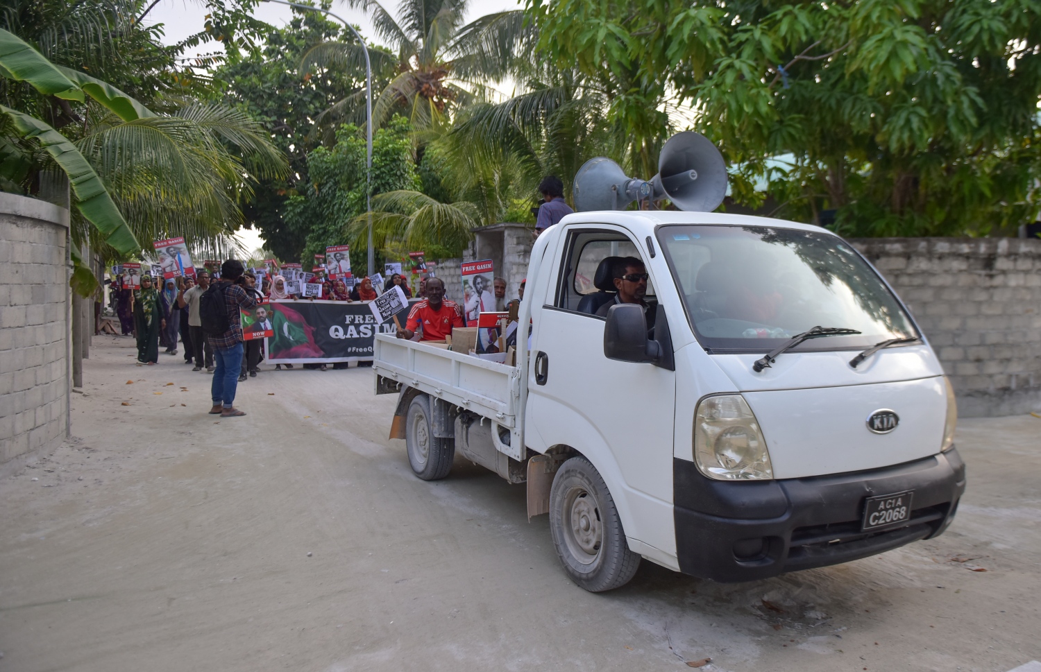 ޖެނުއަރީ 21، 2018- ޖުމްހޫރީ ޕާޓީގެ ލީޑަރު ގާސިމް އިބްރާހީމްގެ ރިސޯޓުތަކަށް ސަރުކާރުން އަޅަމުންދާ ފިޔަވަޅުތަކާ ދެކޮޅަށް އޭނާގެ ރަށް އދ. މާމިގިލީގައި މިއަދު ކުރި މުޒާހަރާގެ ތެރެއިން: މާމިގިލީގެ އިތުރުން ގާސިމްގެ ރިސޯޓުތަކުގައި ވެސް މިއަދު ވަނީ ސަރުކާރުގެ އަމަލުތަކާ ދެކޮޅަށް އަޑު އުފުލާފައި.--- ފޮޓޯ: ހުސައިން ވަހީދު/މިހާރު