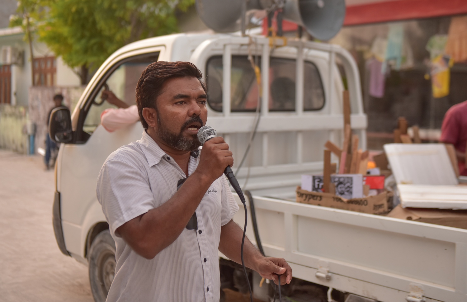 ޖެނުއަރީ 21، 2018- ޖުމްހޫރީ ޕާޓީގެ ލީޑަރު ގާސިމް އިބްރާހީމްގެ ރިސޯޓުތަކަށް ސަރުކާރުން އަޅަމުންދާ ފިޔަވަޅުތަކާ ދެކޮޅަށް އޭނާގެ ރަށް އދ. މާމިގިލީގައި މިއަދު ކުރި މުޒާހަރާގައި އެ ރަށު ކައުންސިލްގެ ރައީސް ވާހަކަ ދައްކަވަނީ.---ފޮޓޯ: ހުސެއިން ވަހީދު/މިހާރު