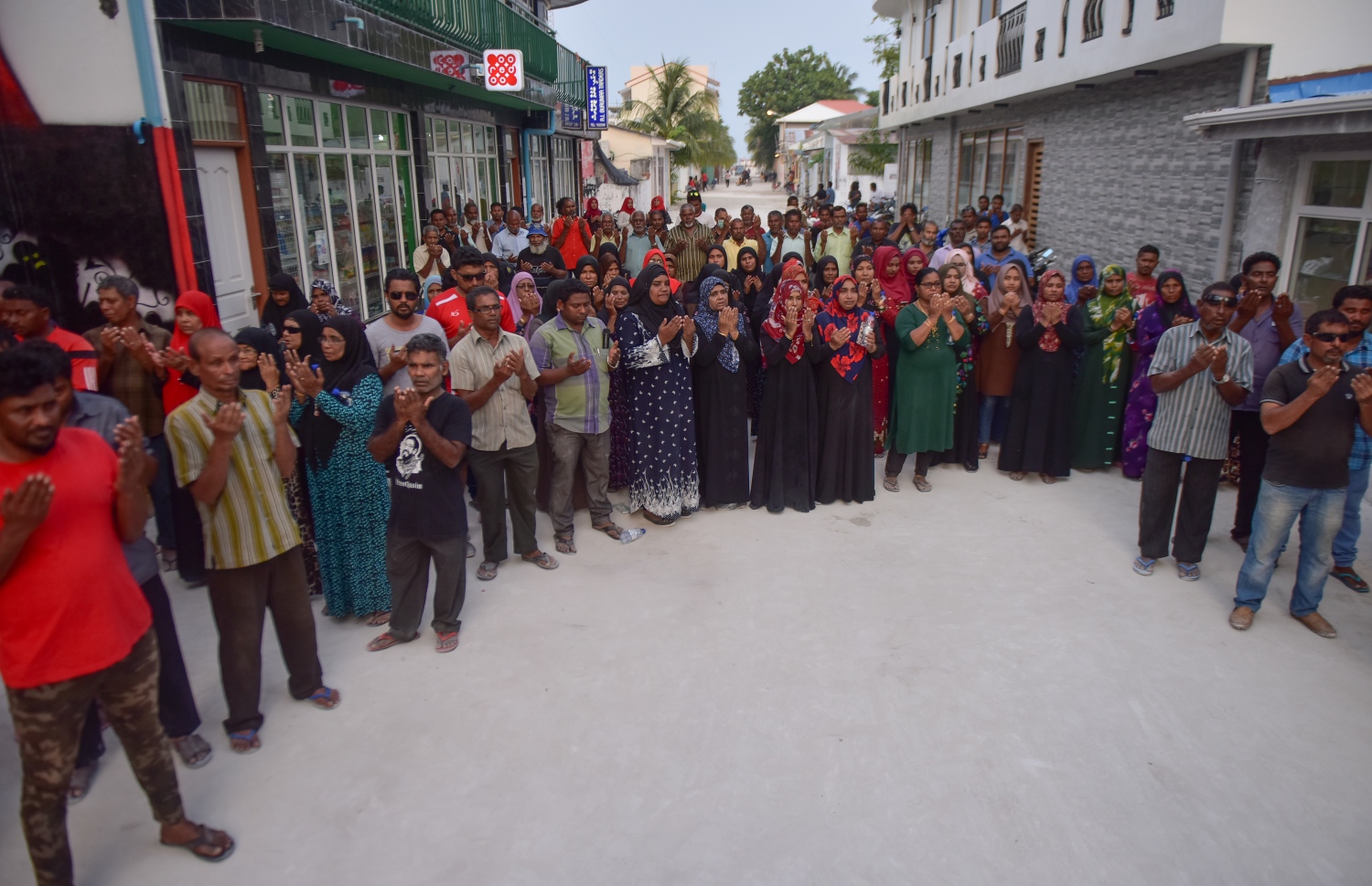 ޖެނުއަރީ 21، 2018- ޖުމްހޫރީ ޕާޓީގެ ލީޑަރު ގާސިމް އިބްރާހީމްގެ ރިސޯޓުތަކަށް ސަރުކާރުން އަޅަމުންދާ ފިޔަވަޅުތަކާ ދެކޮޅަށް އޭނާގެ ރަށް އދ. މާމިނގިލީގައި މިއަދު ކުރި މުޒާހަރާއަށް ފަހު ބަޔަކު ދުއާއަށް އަތް ނަގައިގެން.-- ފޮޓޯ: ހުސައިން ވަހީދު/މިހާރު