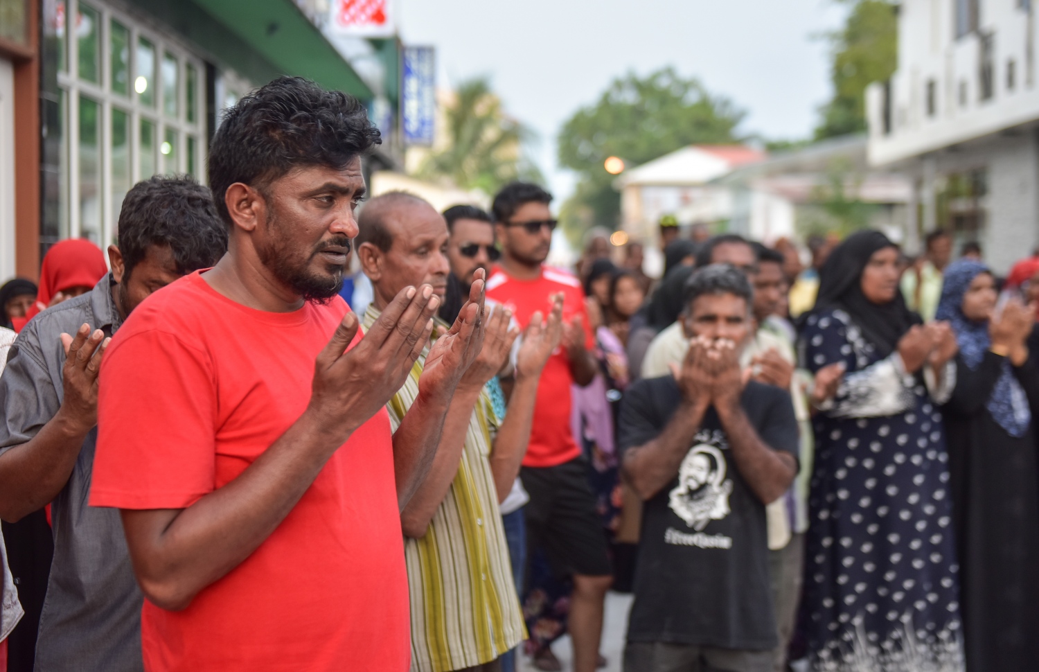 ޖެނުއަރީ 21، 2018- ޖުމްހޫރީ ޕާޓީގެ ލީޑަރު ގާސިމް އިބްރާހީމްގެ ރިސޯޓުތަކަށް ސަރުކާރުން އަޅަމުންދާ ފިޔަވަޅުތަކާ ދެކޮޅަށް އޭނާގެ ރަށް އދ. މާމިގިލީގައި މިއަދު ކުރި މުޒާހަރާއަށް ފަހު ބަޔަކު ދުއާއަށް އަތް ނަގައިގެން.-- ފޮޓޯ: ހުސައިން ވަހީދު/މިހާރު