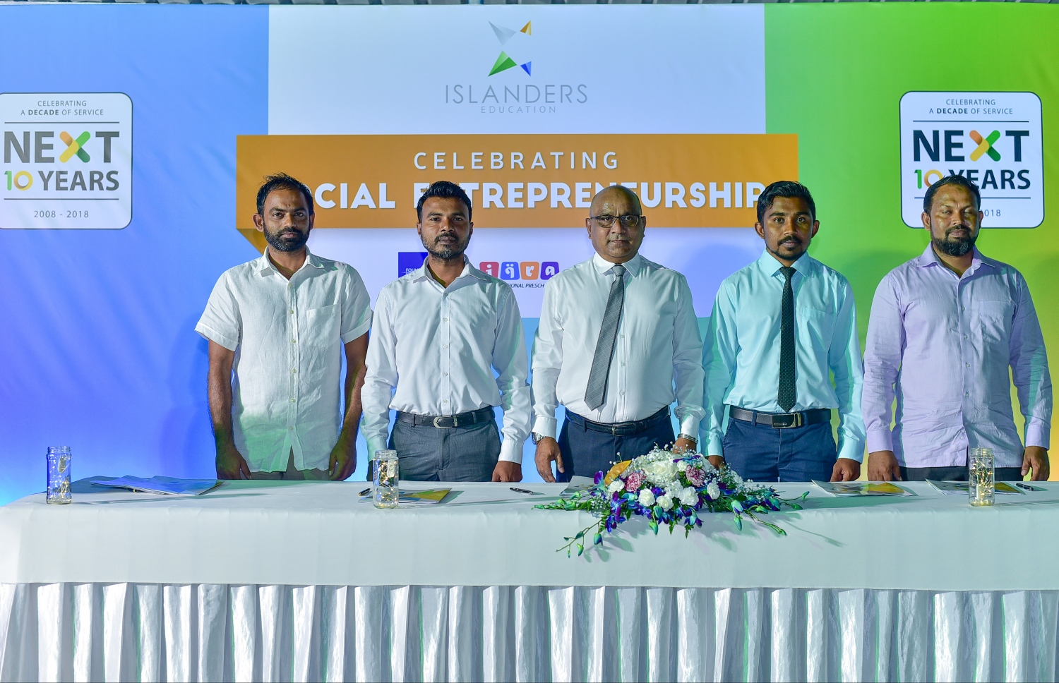 އިގްރާ އިންޓަނޭޝަނަލް ޕްރީސްކޫލްތަކުގެ ފުރެންޗަޒްގައި މިރޭ ސޮއި ކުރި ސްކޫލުތަކުގެ ވެރިން އައިލެންޑާސްގެ ޗެއާމަން އަބްދުއް ރަޝީދު (މ) އާއި އެކު.-- ފޮޓޯ: މިހާރު / ނިޝާން އަލީ