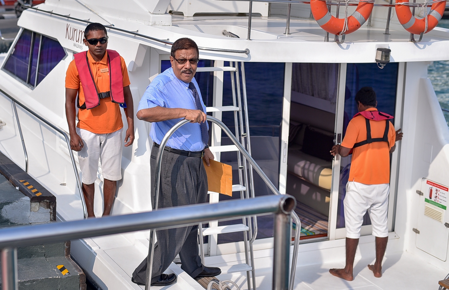 ކުރުނބާގައި މިއަދު ކުރިއަށް ގެންދާ މަޓީގެ މި އަހަރުގެ އާންމު ބައްދަލުވުމަށް ވަޑައިގެންނެވުމަށްޓަކައި، އެ ޖަމިއްޔާގެ ޗެއާމަން އެމްޔޫ މަނިކު ލޯންޗަށް އަރާވަޑައިގަންނަވަނީ.---ފޮޓޯ: ނިޝާން އަލީ/މިހާރު