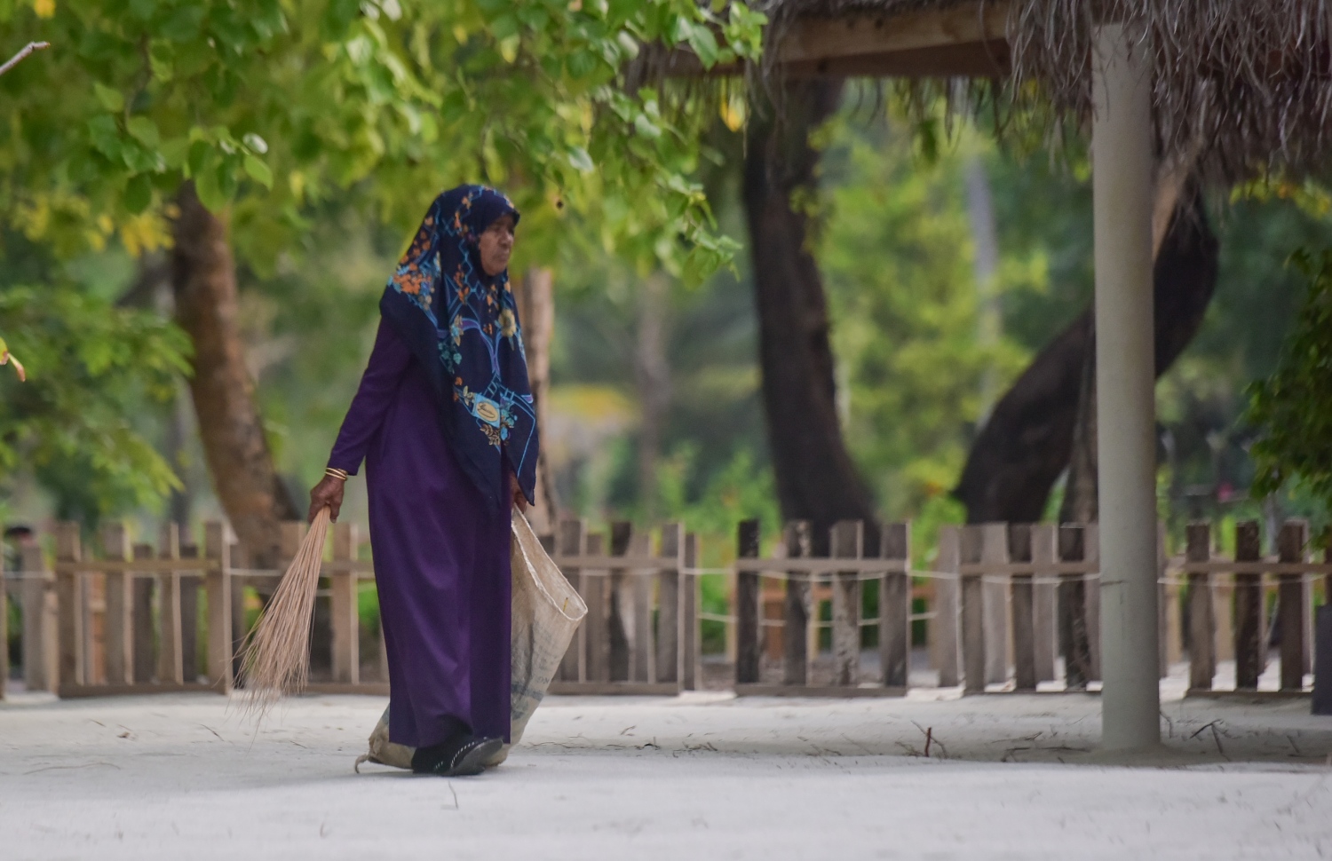 އަންހެނަކު ސަން އައިލެންޑްގައި ކުނިކެހުމުގެ މަސައްކަތުގައި ---ފޮޓޯ: ހުސެއިން ވަހީދު/ މިހާރު