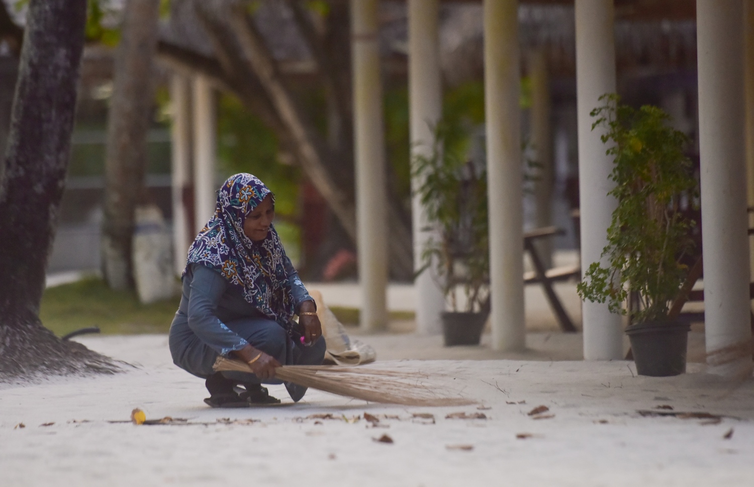 ސަން އައިލެންޑްގައި މީހަކު ކުނި ކަހަނީ. ---ފޮޓޯ: ހުސެއިން ވަހީދު/ މިހާރު